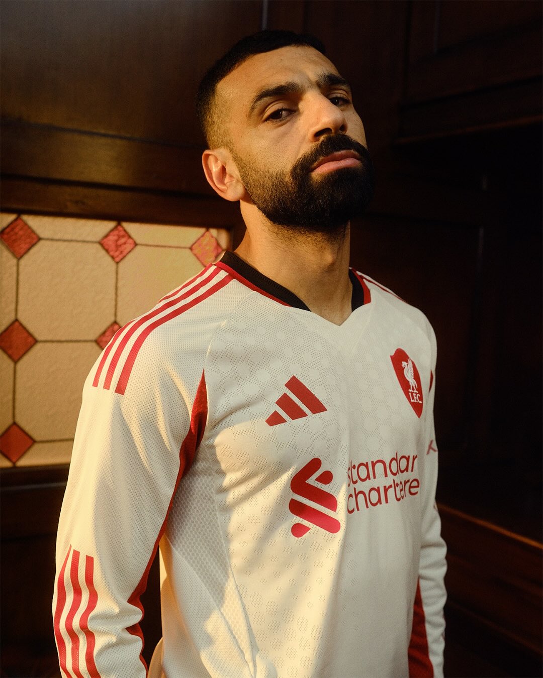 Mohamed Salah portant le maillot extérieur Liverpool 2024-25 blanc Standard Chartered - Comparez les prix des maillots Liverpool