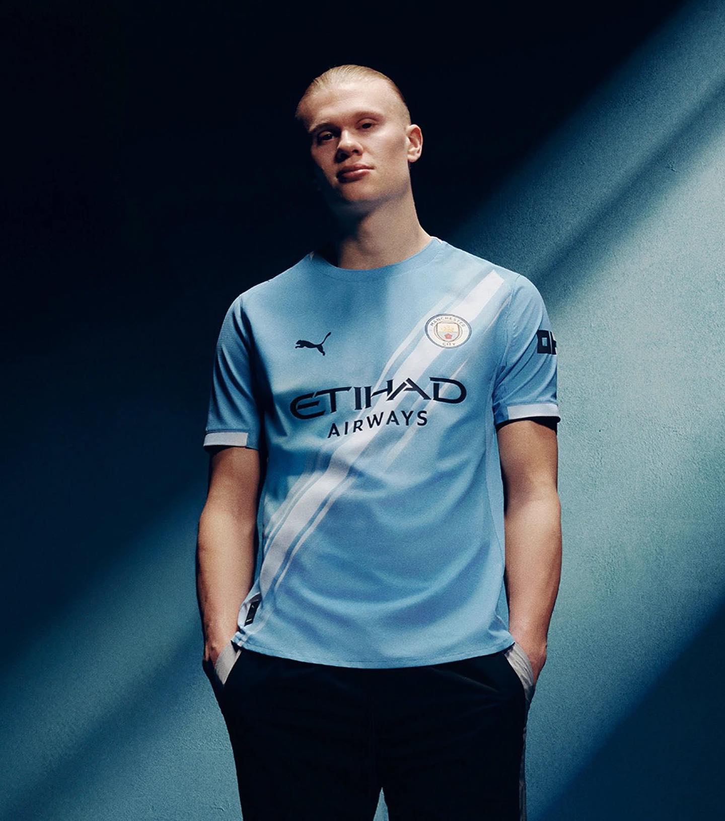 Erling Haaland portant le maillot domicile Manchester City 2024-25 bleu ciel Etihad Airways - Comparez les prix des maillots Man City