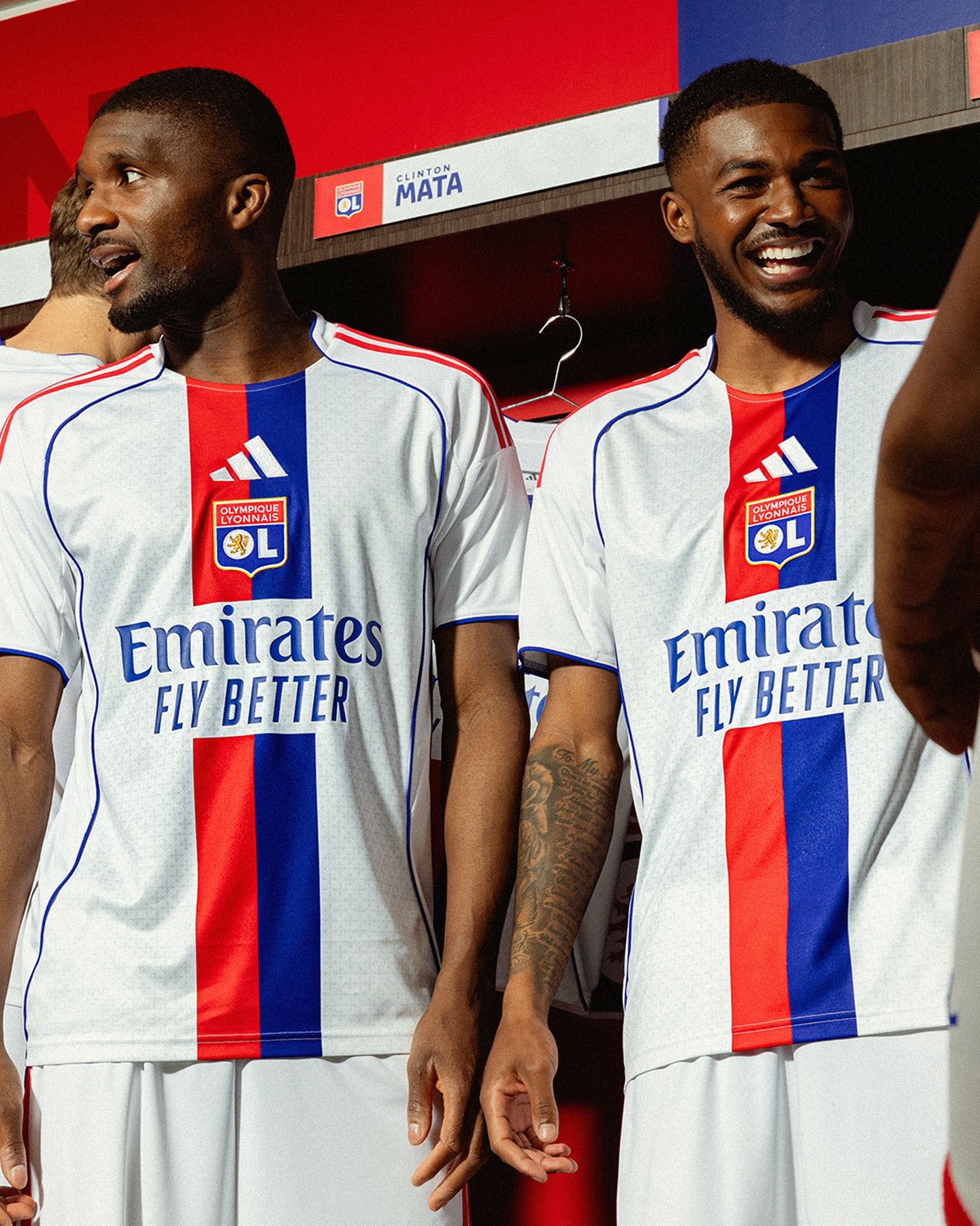 Joueurs de l'OL Olympique Lyonnais portant le maillot domicile 2025-26 blanc avec bandes bleu et rouge Emirates - Comparez les prix des maillots OL