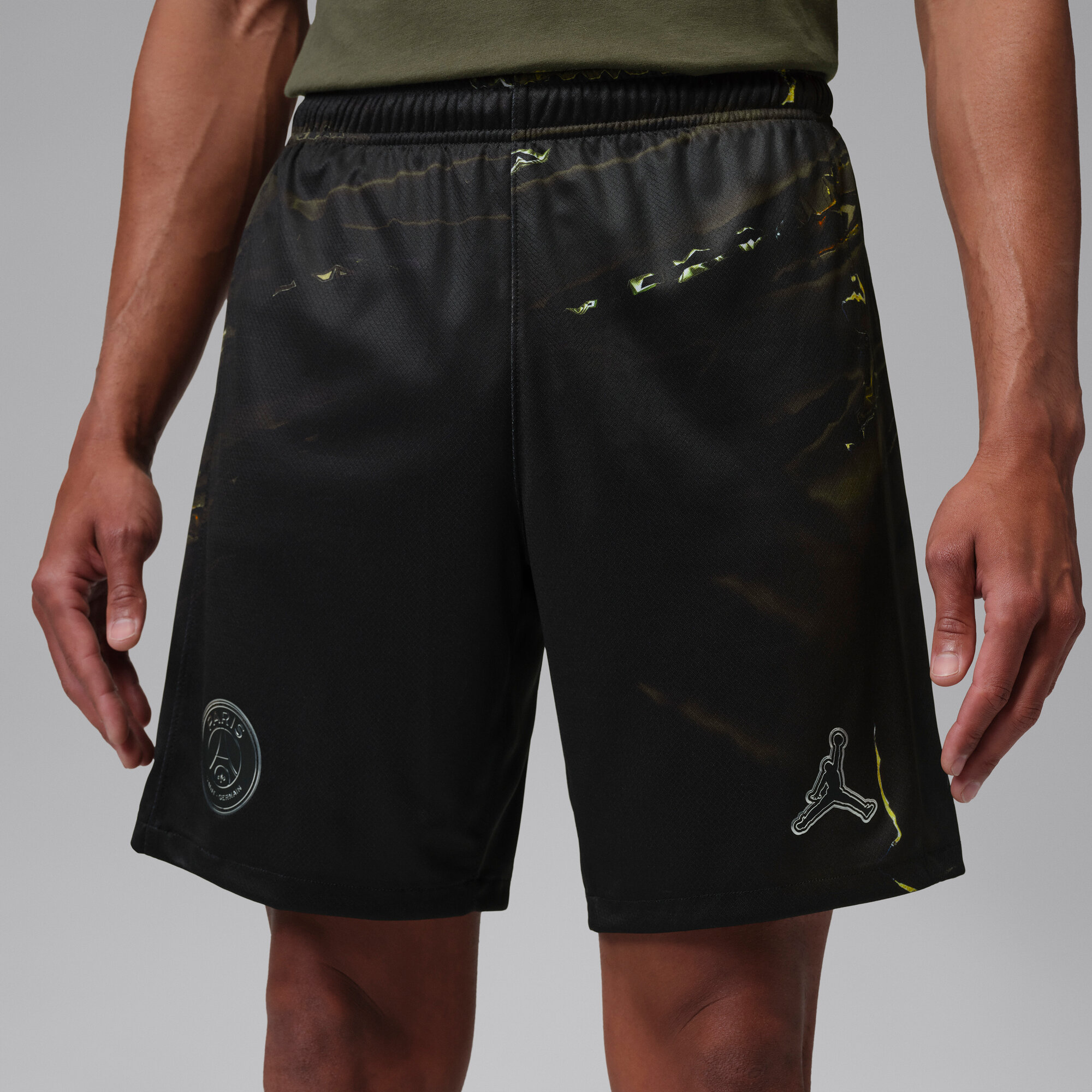 Short Jordan PSG Night Edition 2025/2026 noir avec détails inspirés des lumières de Paris.