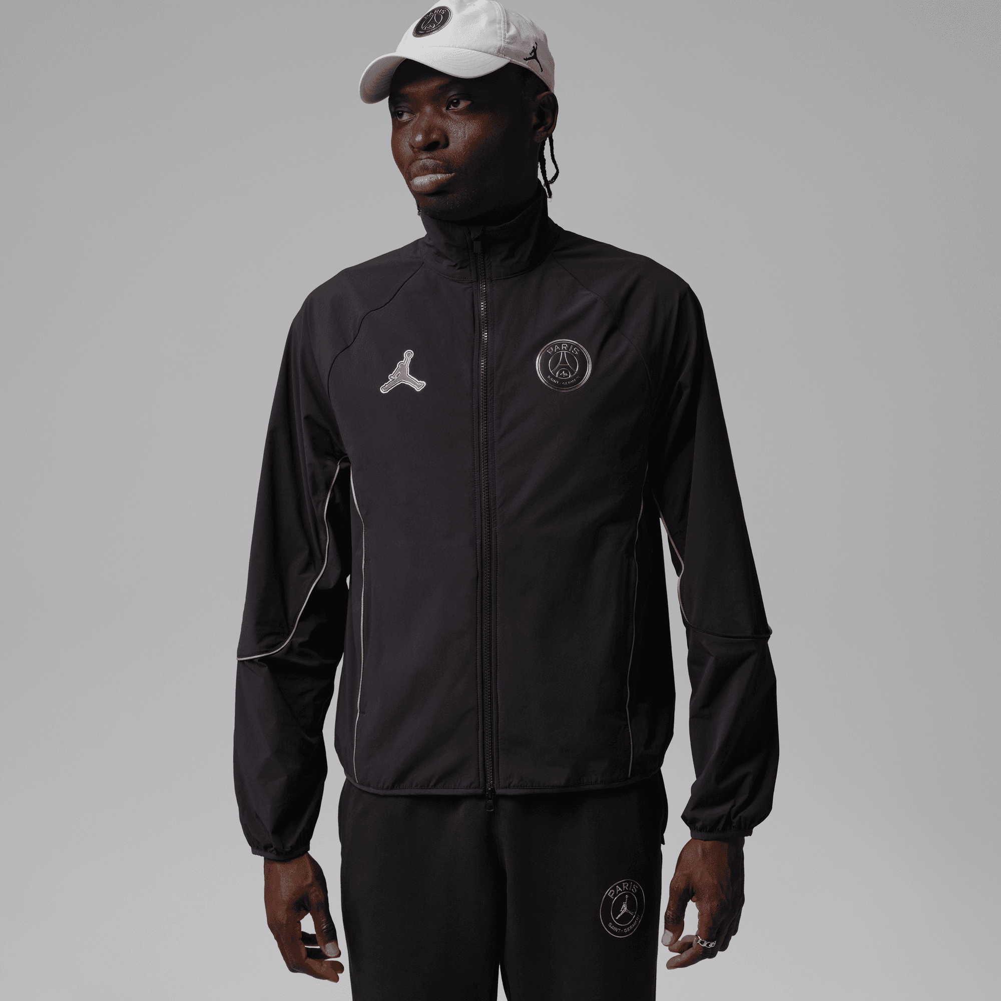Veste Anthem Jordan PSG 2025/2026 coloris Gris Pétrole avec logo Jordan et écusson du Paris Saint-Germain.