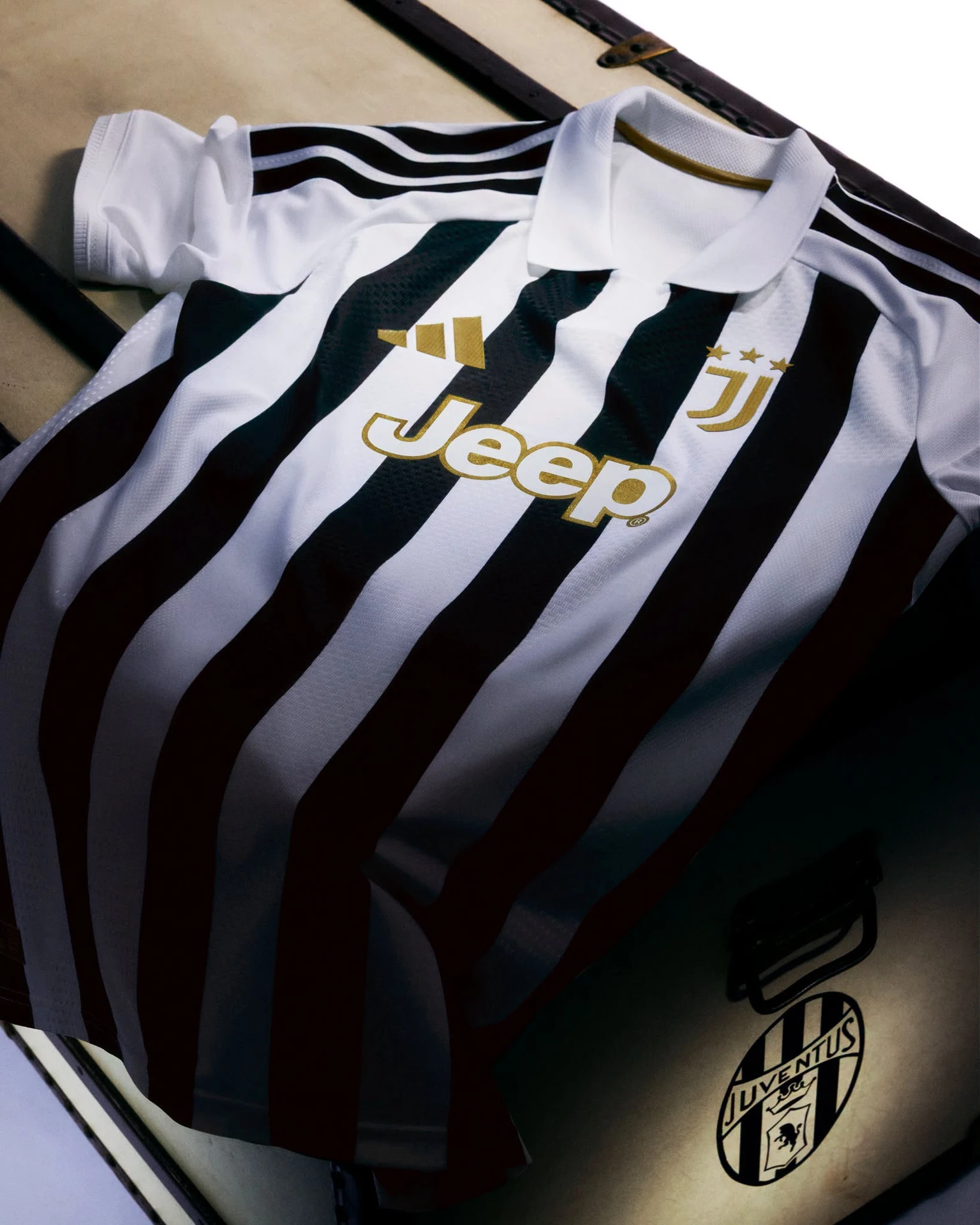 Maillot Juventus Domicile 2026-2027 : adidas mise sur le classique avec col polo et touches dorées