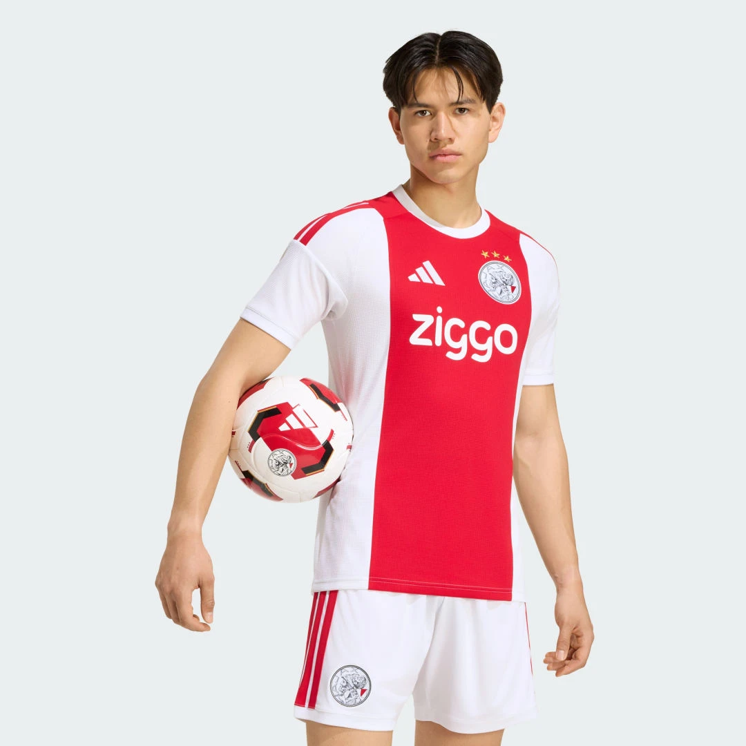 Maillot de football domicile Adidas de l'Ajax Amsterdam saison 2026/2027, blanc avec bande rouge centrale.