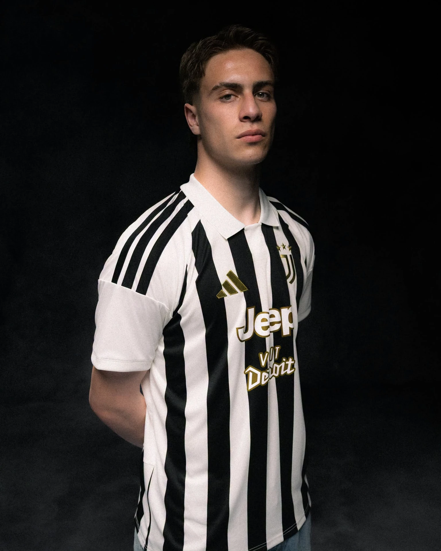 Maillot Juventus Domicile 2026-2027 : adidas mise sur le classique avec col polo et touches dorées (4) Maillot Juventus Domicile 2026-2027 : adidas mise sur le classique avec col polo et touches dorées