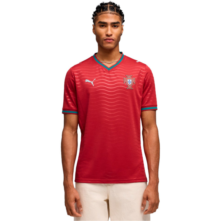 Maillot de football domicile du Portugal 2025/2026 rouge conçu par Puma pour la Coupe du Monde.