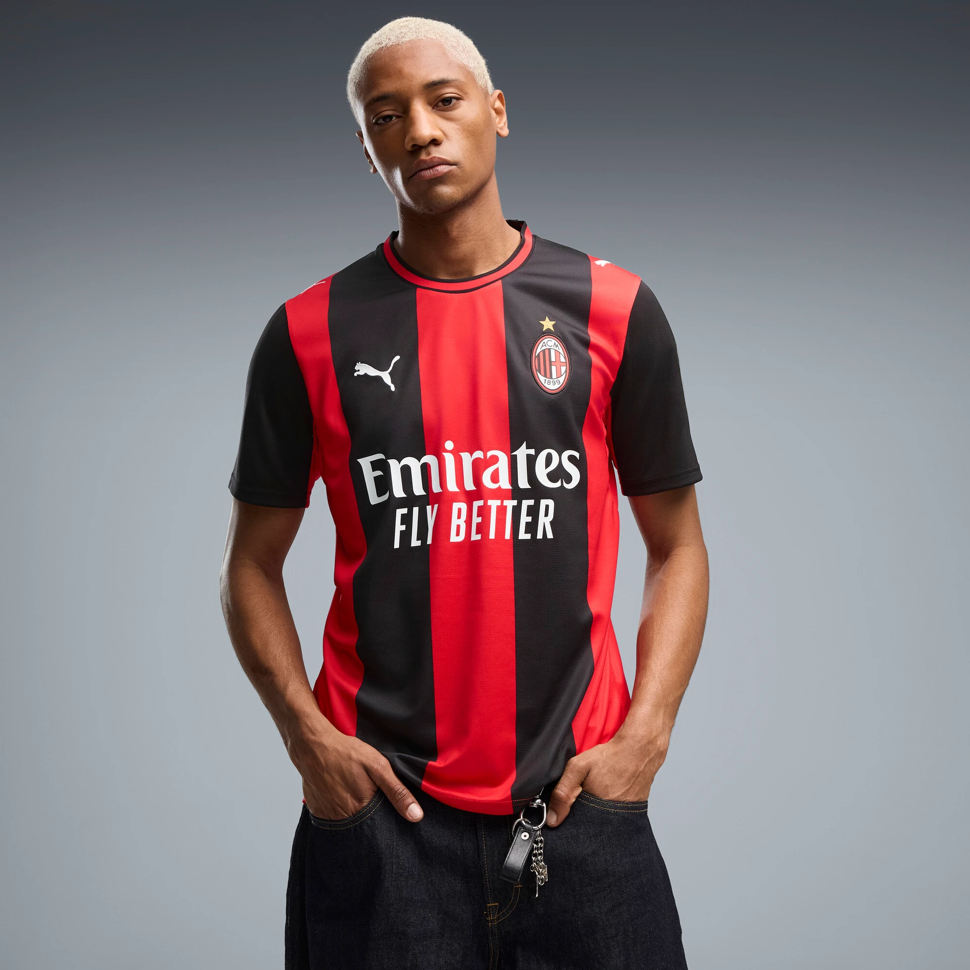 Maillot de football Puma AC Milan Domicile 2026/2027 à rayures rouges et noires.