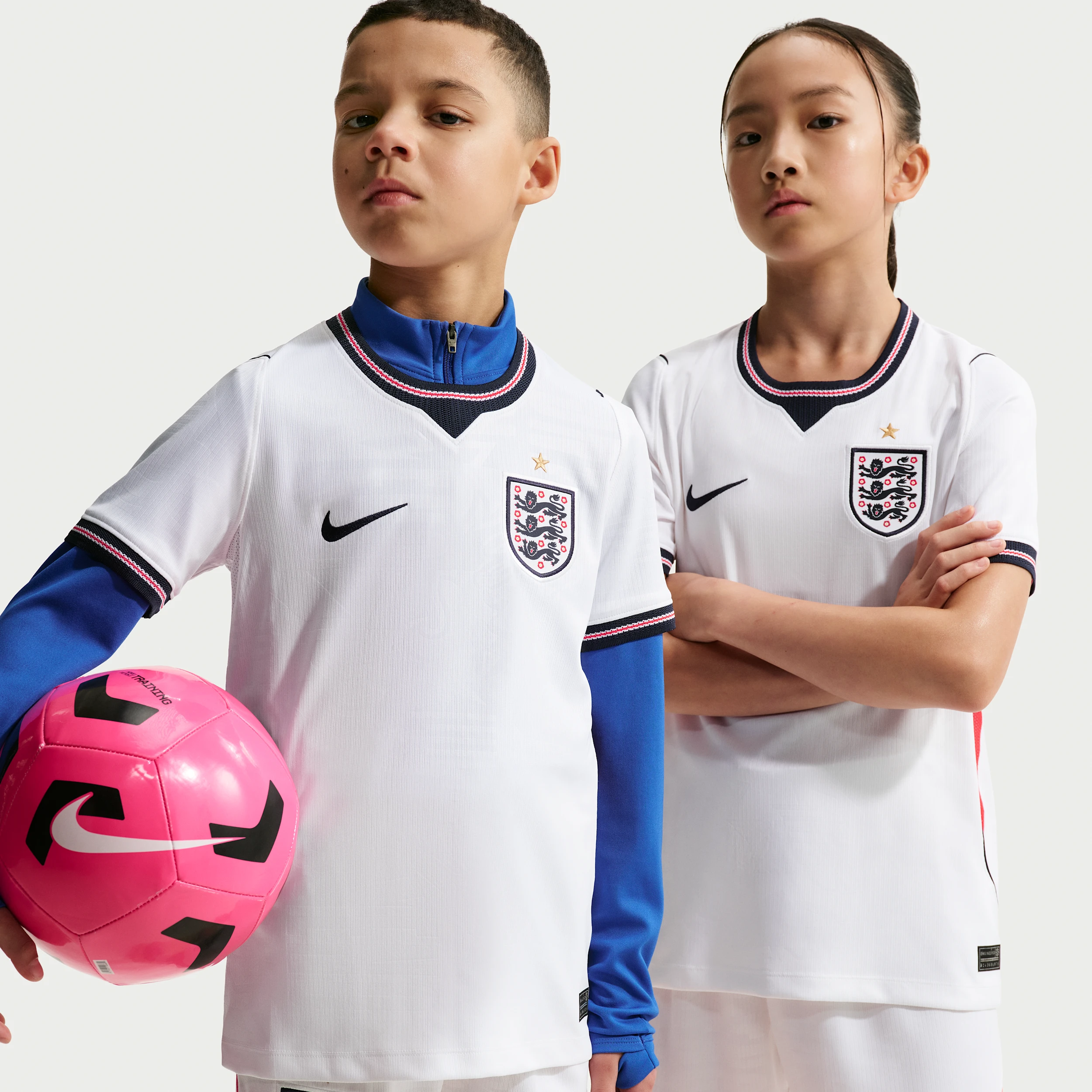 Maillot blanc Nike Angleterre Domicile 2026 pour enfant, version Stadium avec écusson des Three Lions.