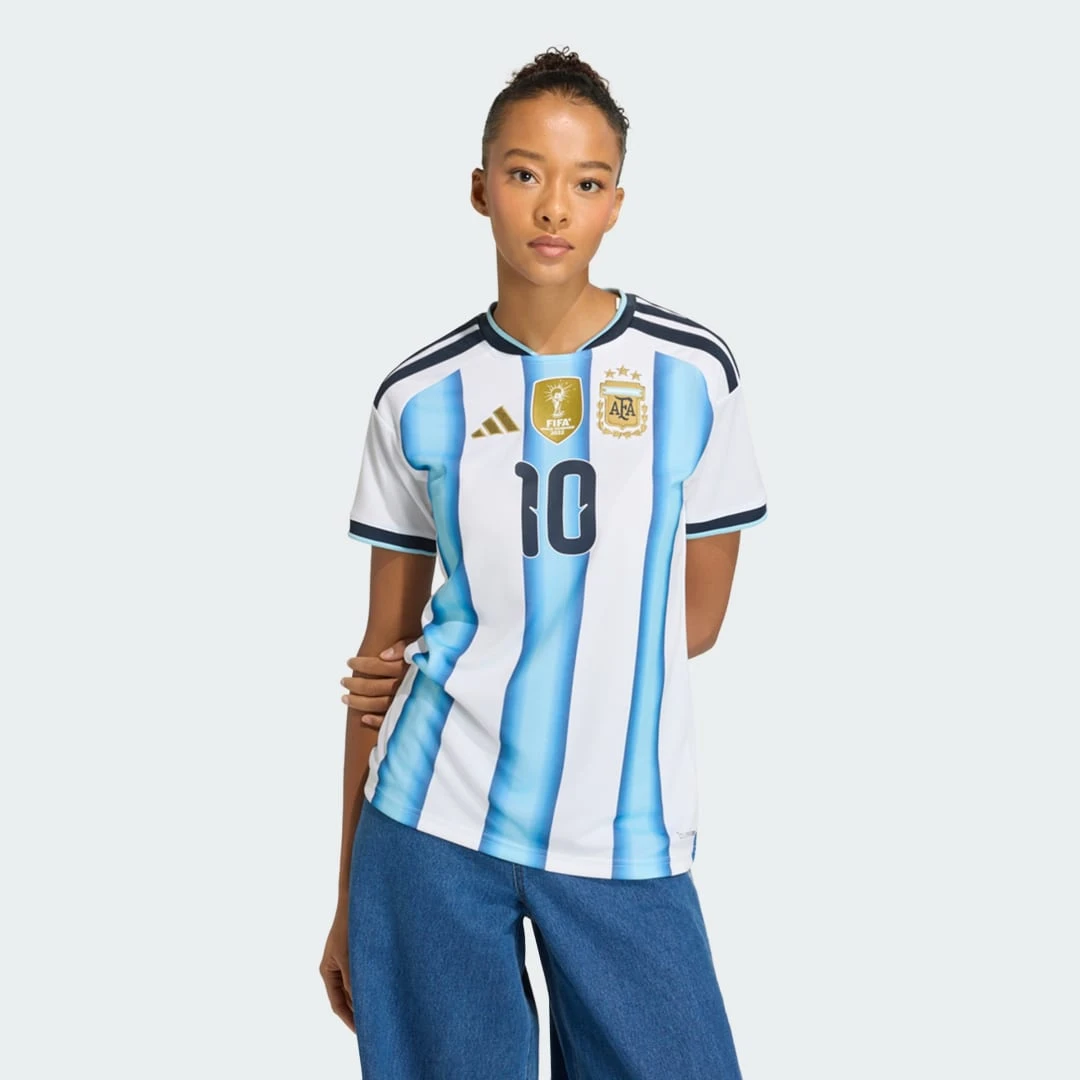 Maillot de football Adidas domicile Argentine 2026 pour femme, floqué Messi 10, rayures ciel et blanc.