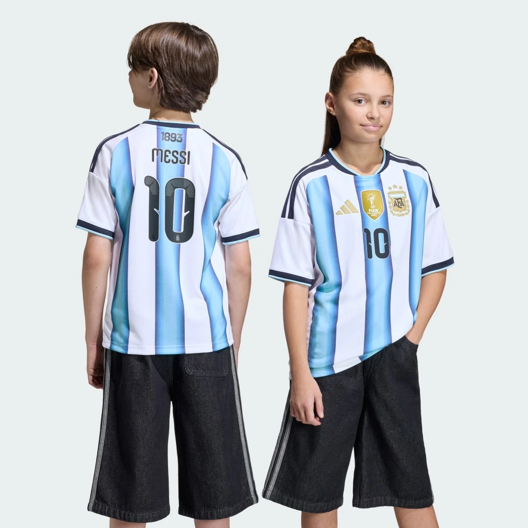 Maillot Adidas Argentine domicile 2026 enfant, floqué Messi 10, rayures ciel et blanc avec écusson AFA.