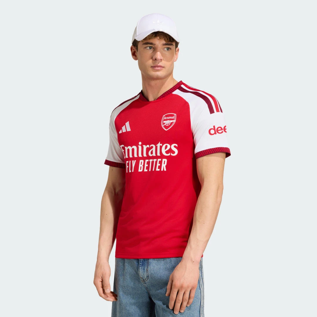 Maillot de football Adidas Arsenal FC domicile rouge et blanc pour la saison 2026-2027.