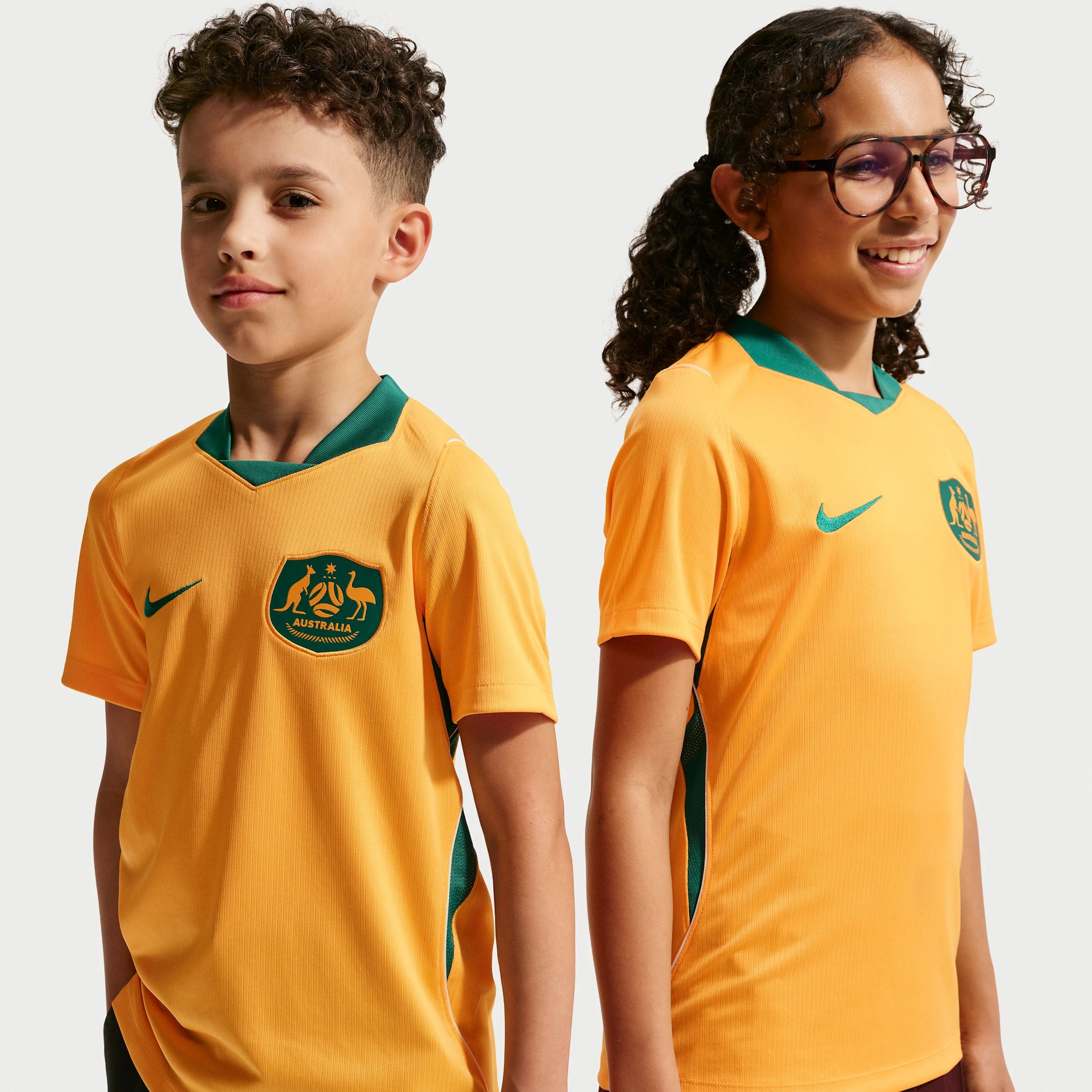 Maillot Nike Australie Domicile 2026 pour enfant, coloris jaune et marron classique.