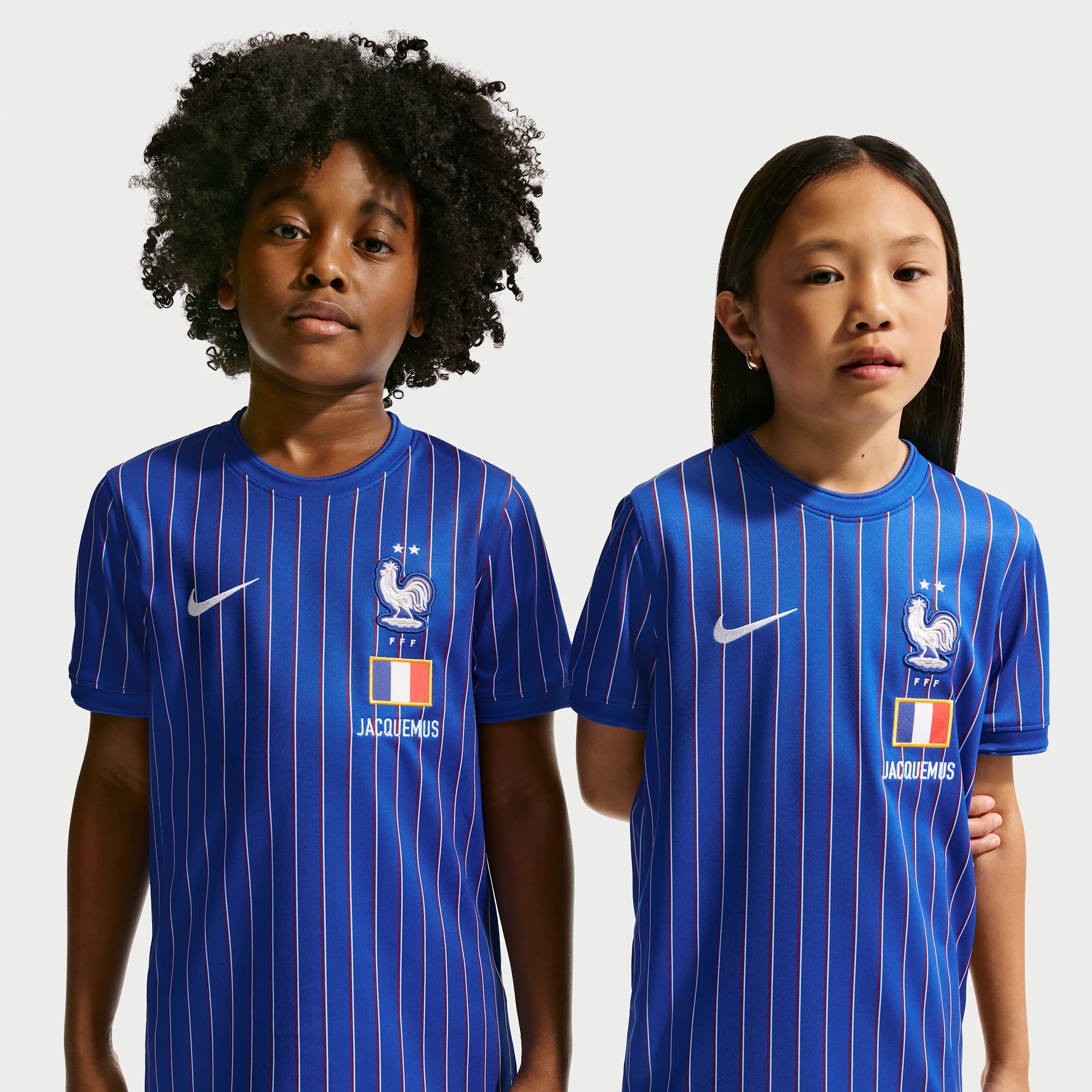 Maillot de foot enfant France x Jacquemus bleu 2026/2027 avec rayures fines et écussons Nike.