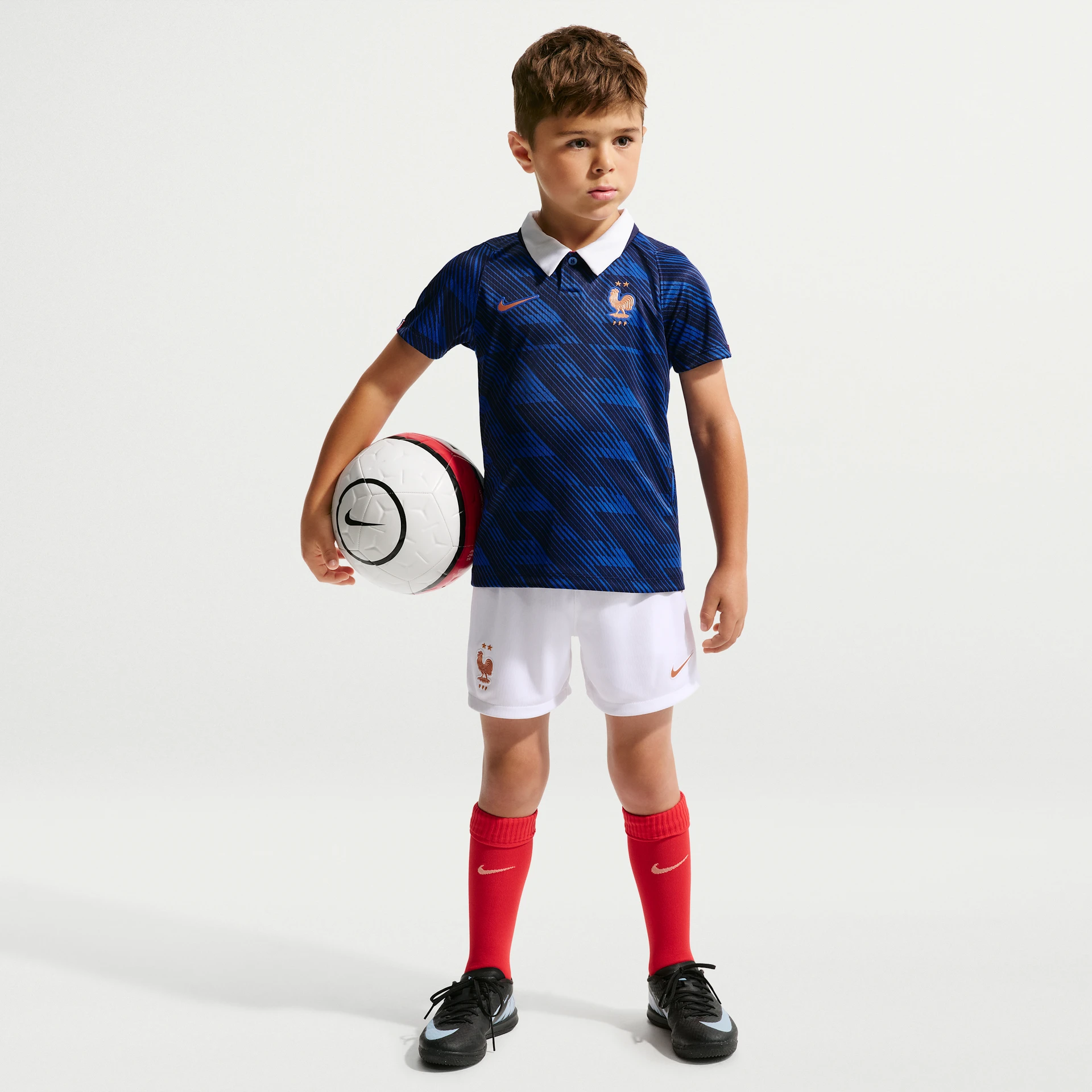 Mini-kit de football Nike de l'équipe de France domicile 2026 pour enfant comprenant maillot, short et chaussettes bleus.