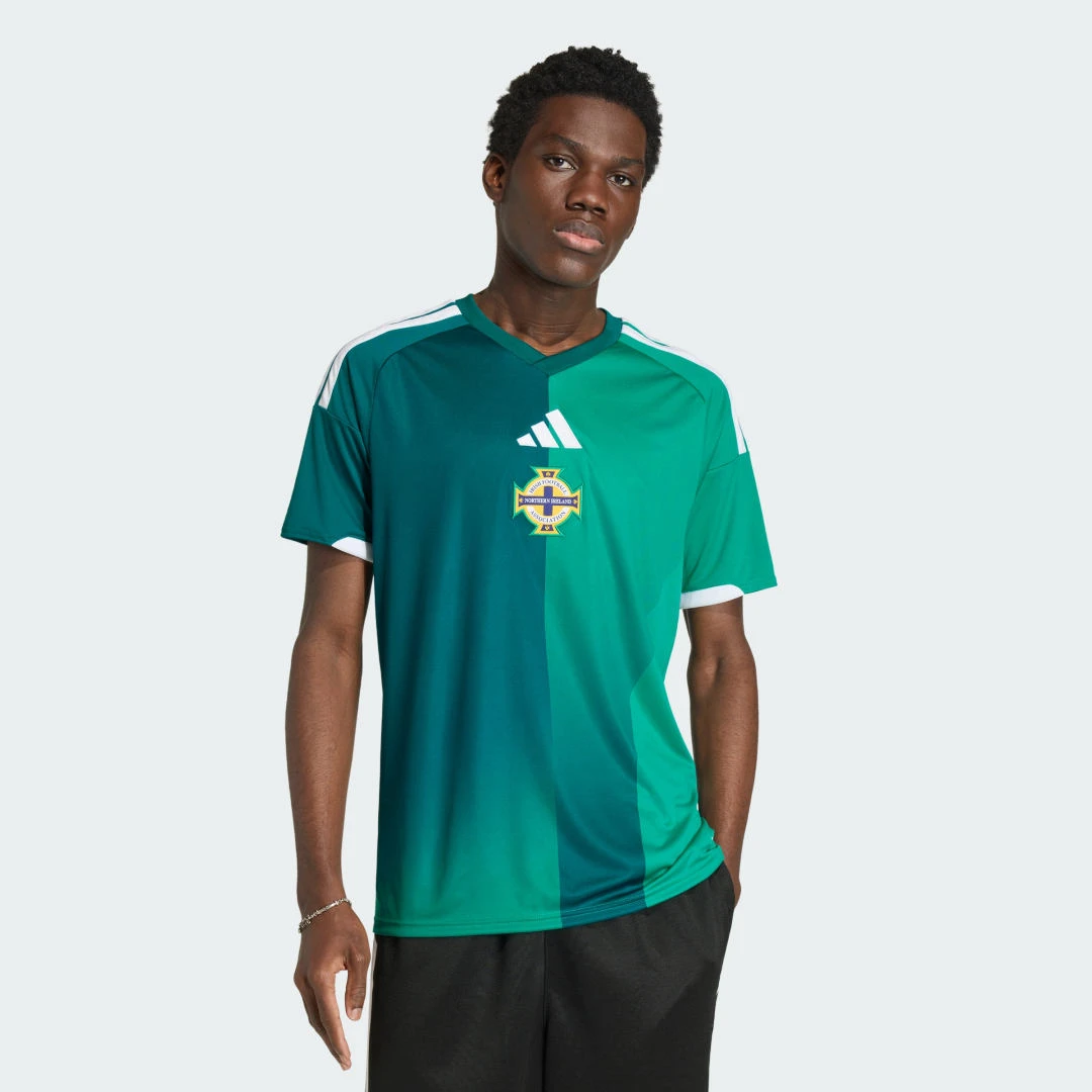 Maillot de football Adidas domicile de l'Irlande du Nord pour la saison 2026, couleur verte.