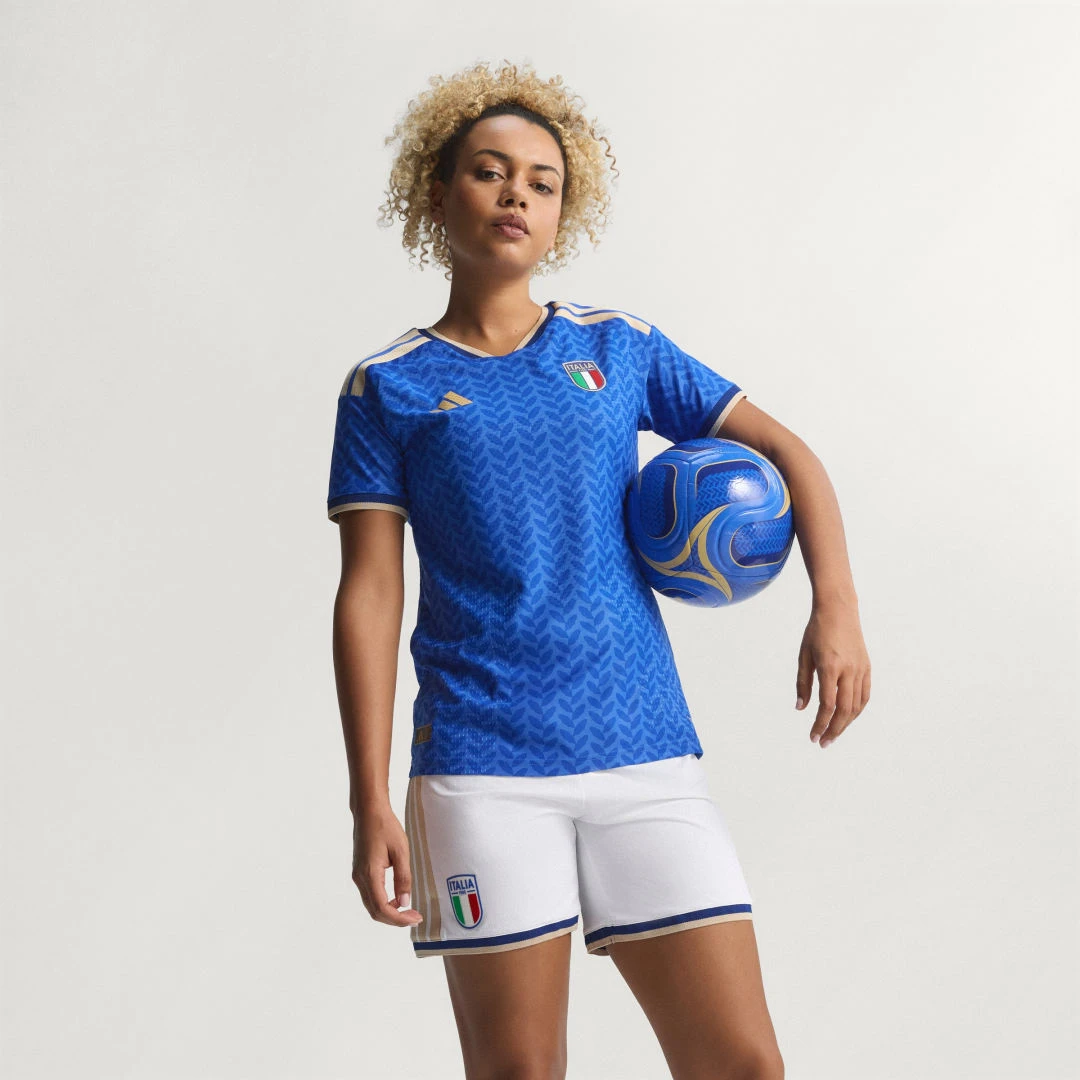 Maillot de football bleu Adidas de l'Italie domicile 2026 pour femme, version authentique.