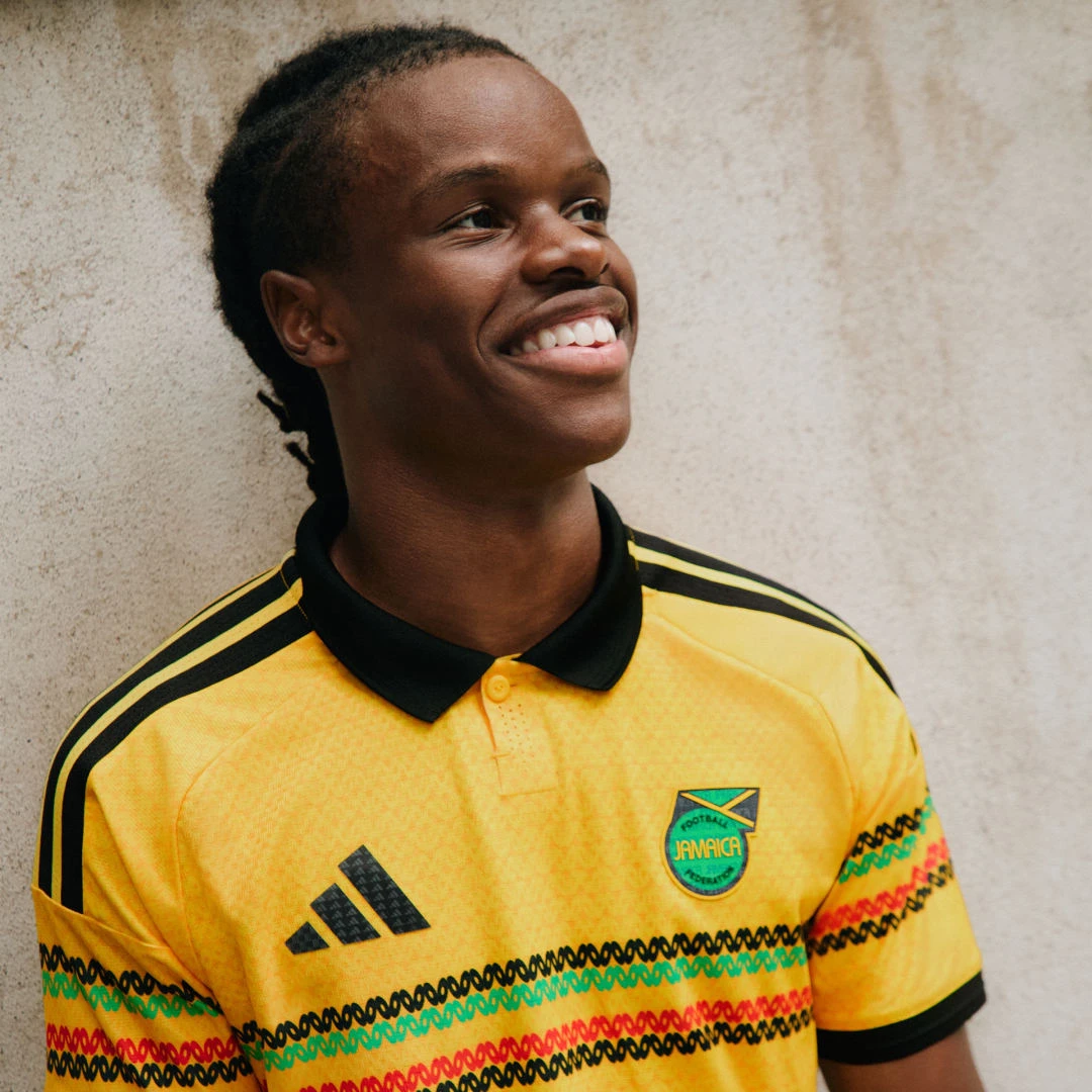 Maillot de football jaune Adidas Jamaïque Domicile Authentique 2026 avec détails noirs et verts.