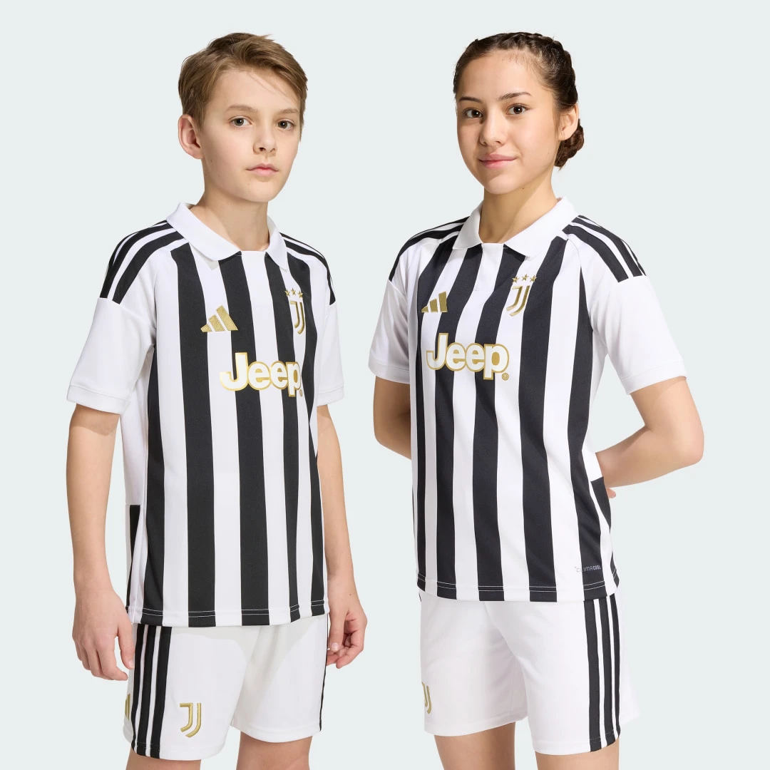 Maillot Adidas Juventus domicile 2026/2027 enfant, blanc et noir avec écusson brodé.