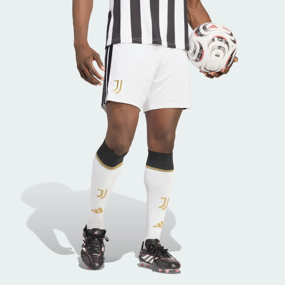 Short blanc Juventus Turin domicile saison 2026-2027 par Adidas avec logo du club brodé.