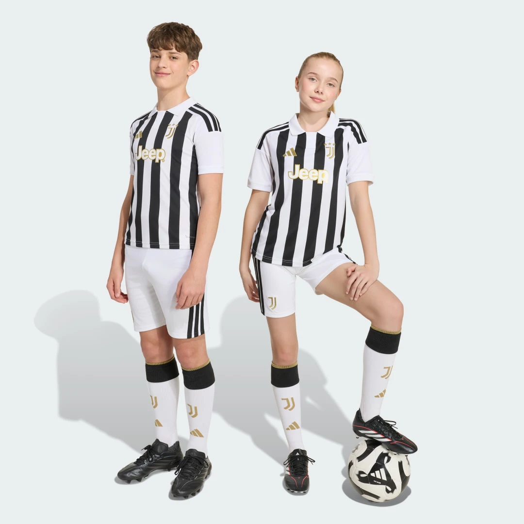 Short blanc Juventus Domicile 2026/2027 pour enfant avec logo Adidas et écusson du club brodé.
