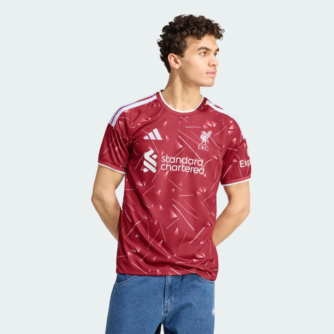 Maillot domicile Liverpool FC 2026-2027 Adidas coloris bordeaux avec logo du club et sponsor.
