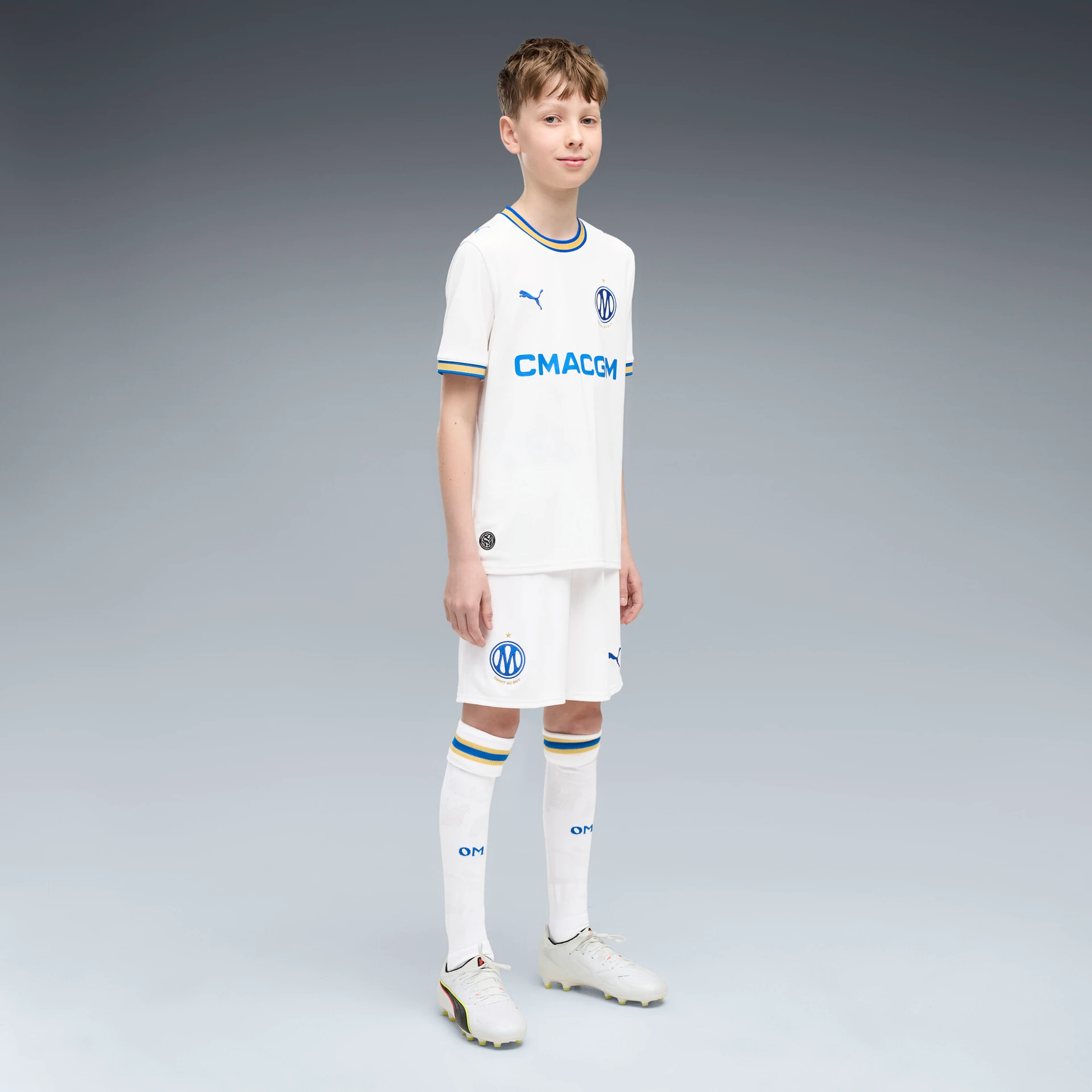 Short blanc Puma Olympique de Marseille domicile 2026/2027 pour enfant avec logos bleus.