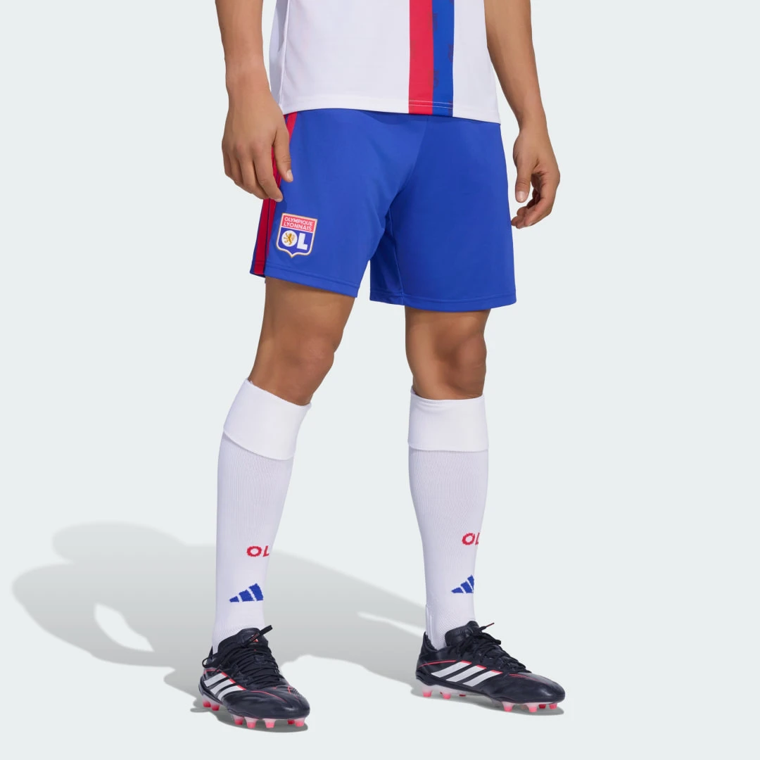 Short bleu Adidas de l'Olympique Lyonnais pour la tenue domicile de la saison 2026/2027.