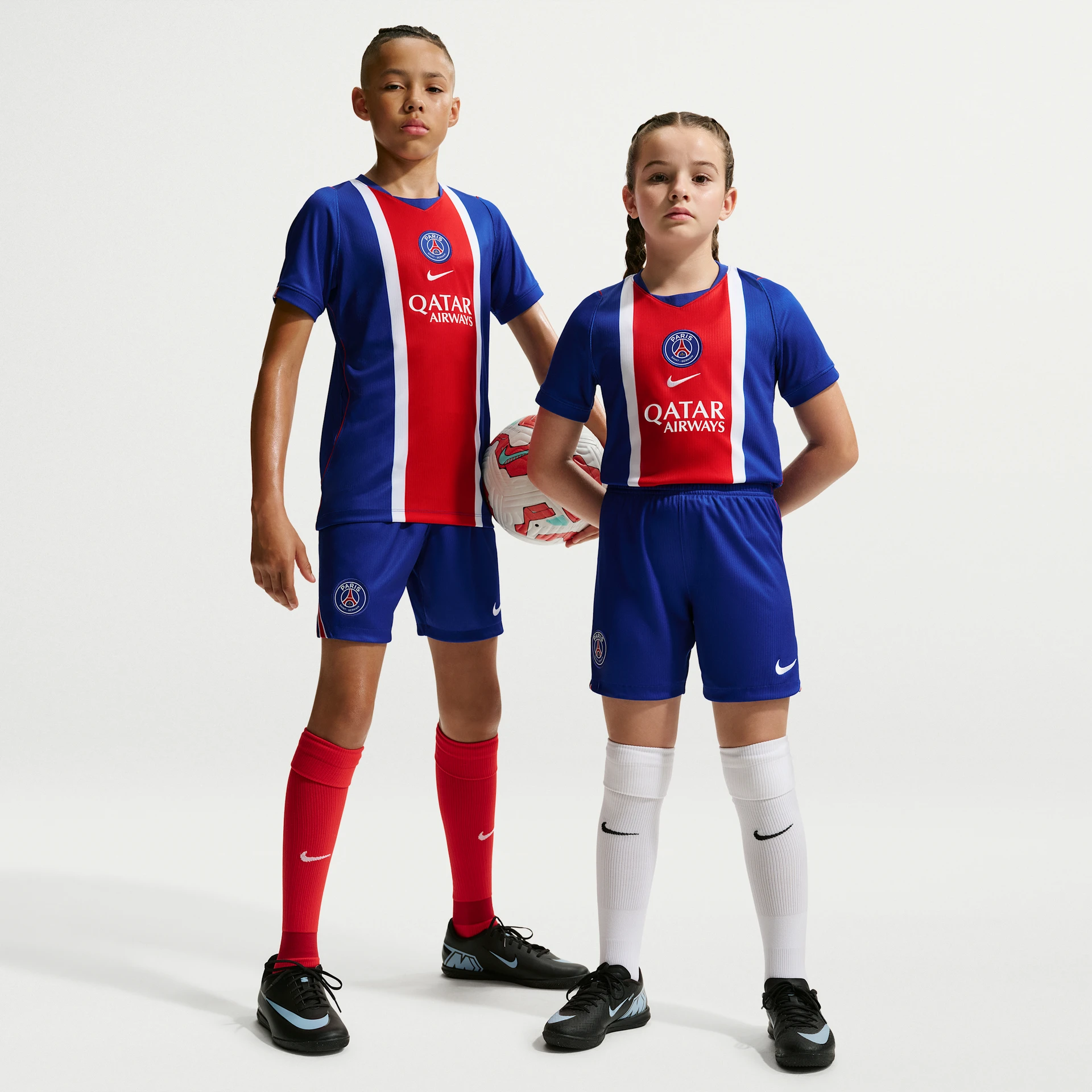 Short bleu Nike domicile du Paris Saint-Germain saison 2026-2027 pour enfant avec logo du club.