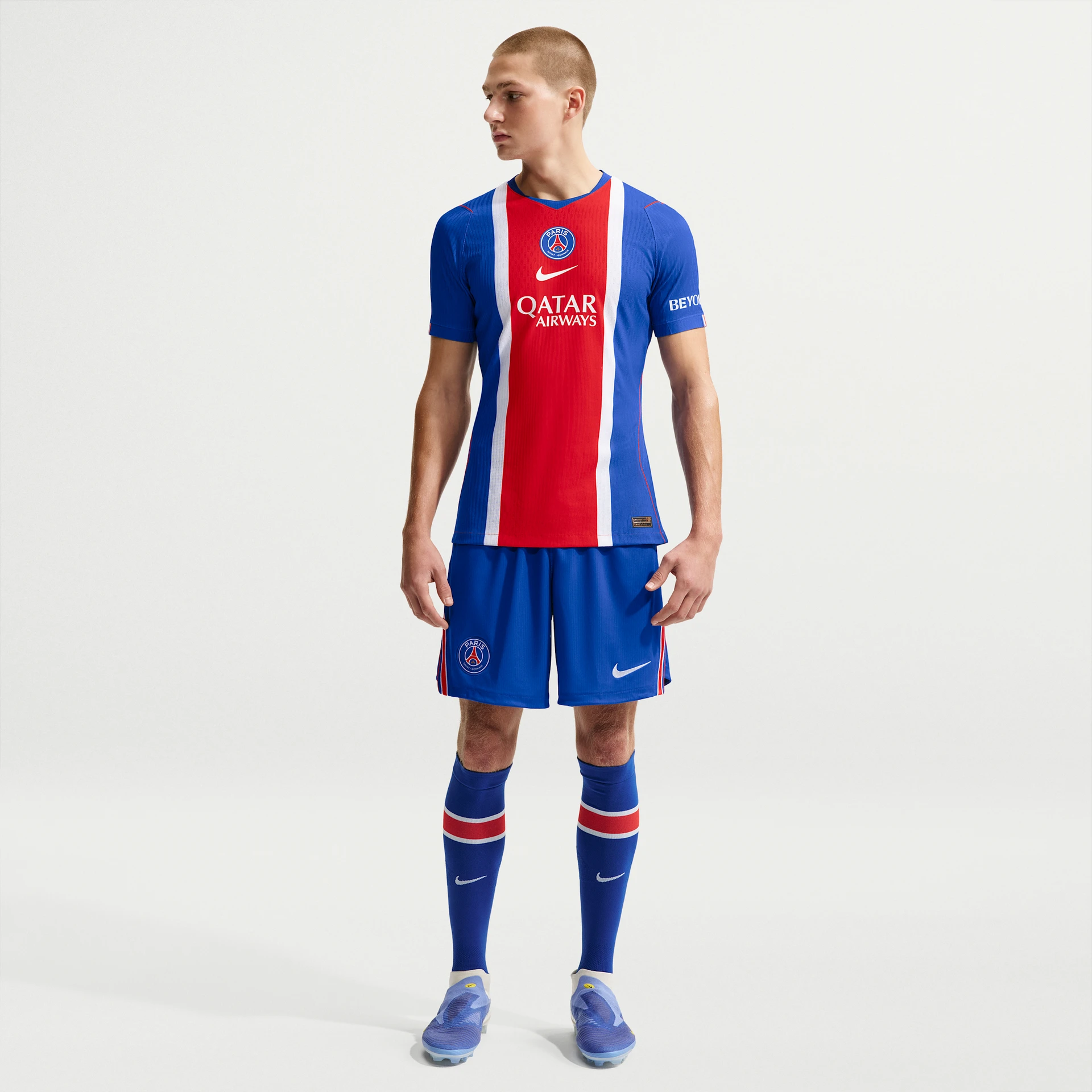 Short de football Nike PSG Domicile 2026/2027 bleu pour homme avec écusson du club.
