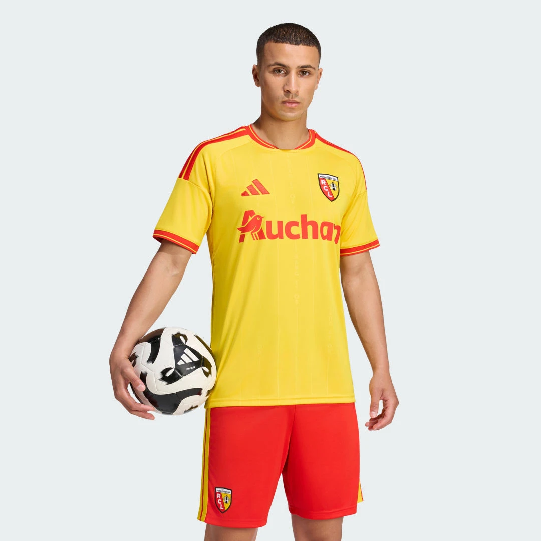 Maillot de football Adidas RC Lens domicile saison 2026-2027, couleurs jaune et rouge.