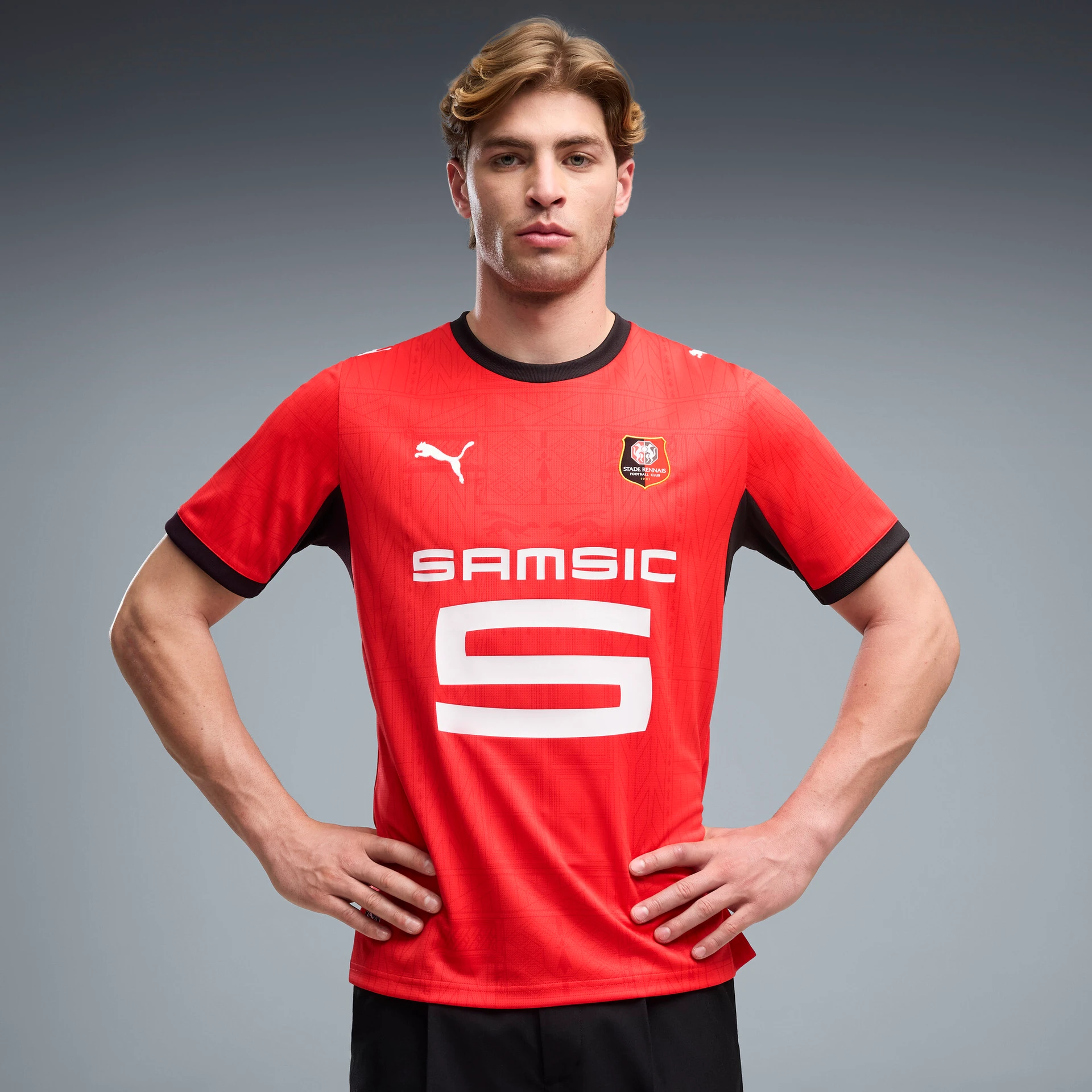 Maillot domicile Puma rouge et noir du Stade Rennais FC pour la saison 2026-2027.