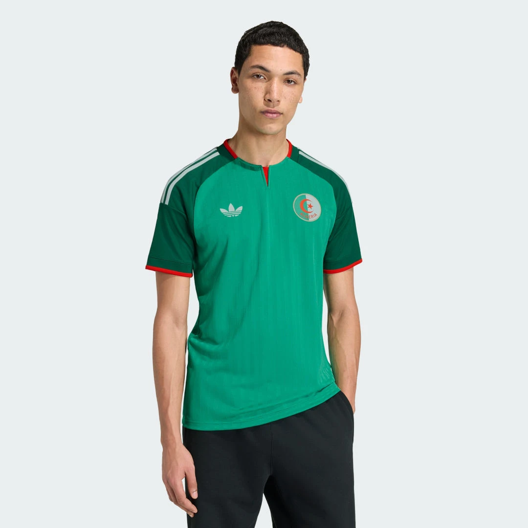 Maillot de football Adidas Algérie extérieur 2026 vert avec blason national et détails blancs.