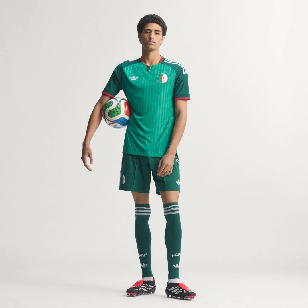 Maillot de football extérieur authentique de l'Algérie saison 2026/2027, coloris vert, marque Adidas.