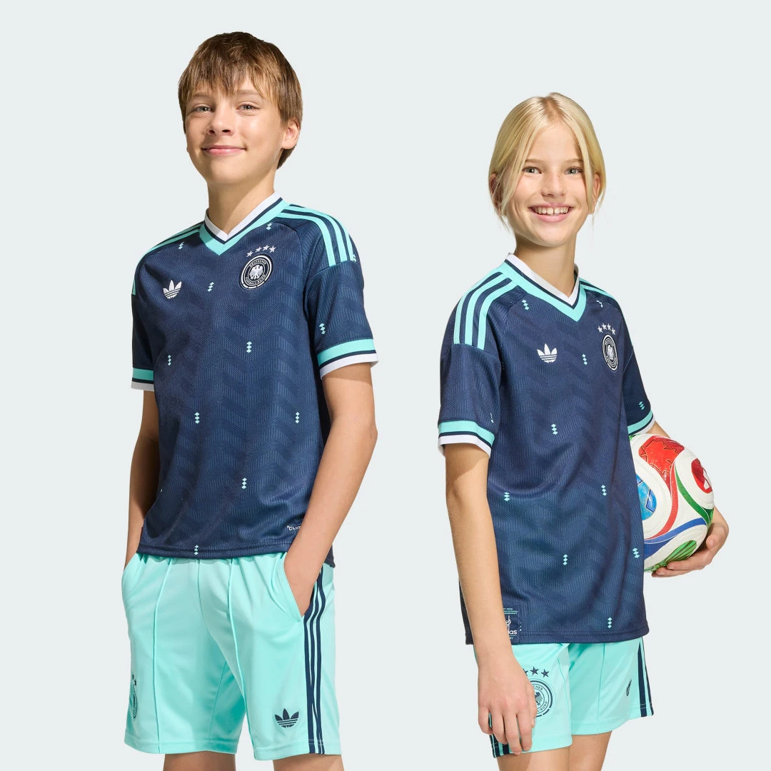 Maillot de football bleu Adidas de l'Allemagne extérieur saison 2026 pour enfant avec écusson de la fédération.