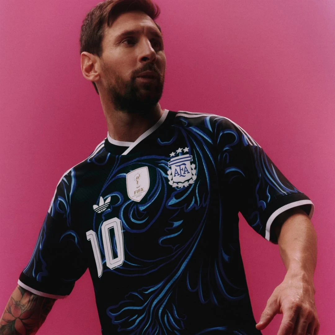 Maillot de football Adidas Argentine extérieur authentique 2026 coloris noir avec écusson de l'Albiceleste.