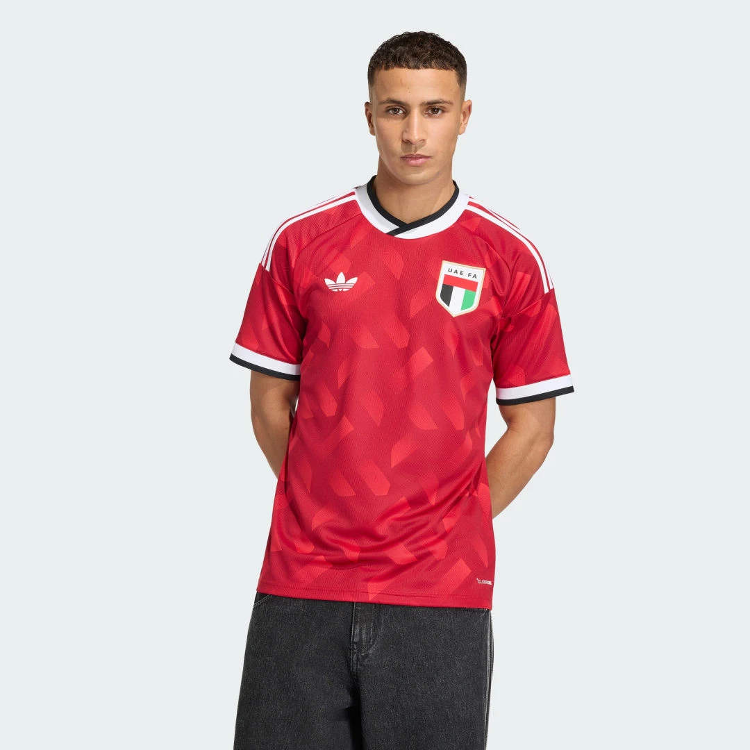 Maillot de football extérieur rouge des Émirats arabes unis pour la saison 2026 par Adidas.