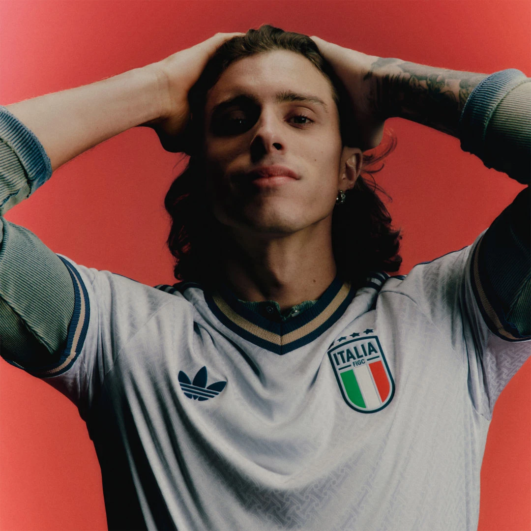 Maillot de football extérieur authentique de l'Italie saison 2026/2027 par Adidas en coloris bleu.