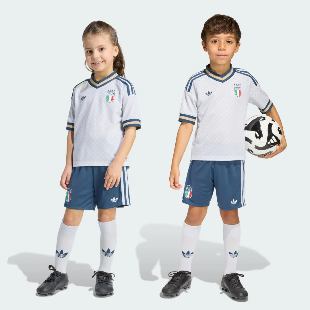Mini-kit extérieur Adidas de l'Italie pour enfant, saison 2026/2027, coloris bleu avec logos officiels.