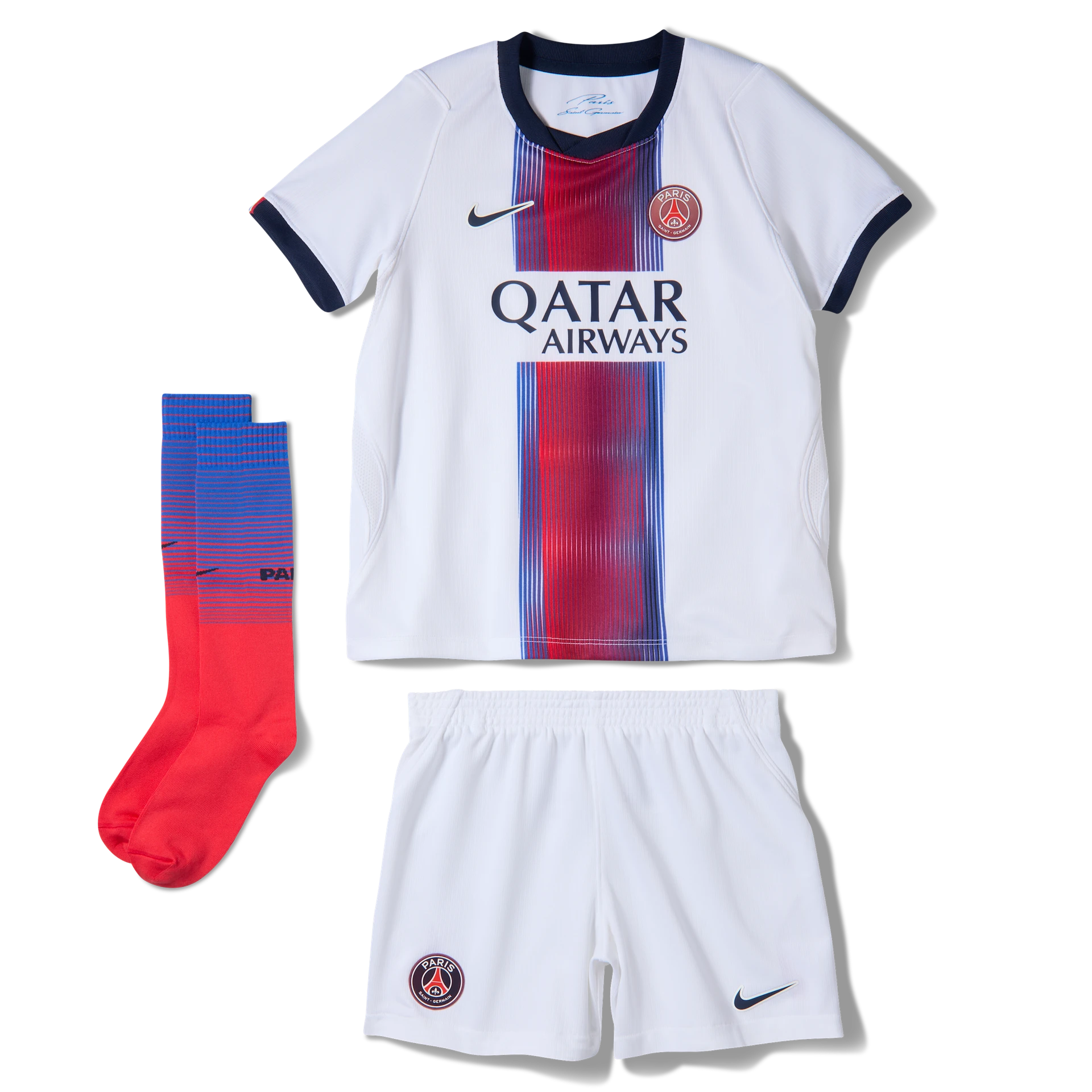 Mini-kit extérieur Nike PSG 2026/2027 pour enfant comprenant maillot, short et chaussettes blancs.