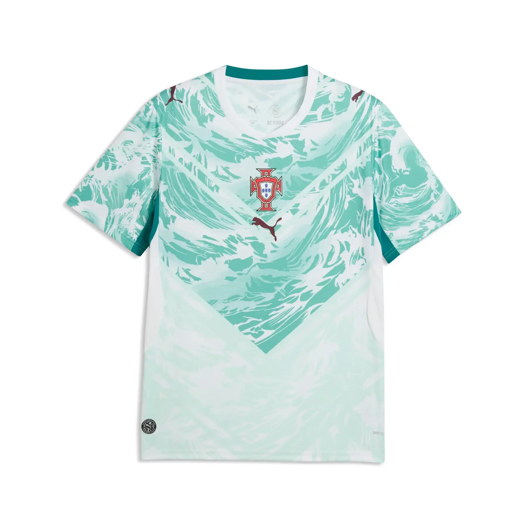Maillot extérieur blanc et rouge du Portugal pour la saison 2026 par l'équipementier Puma.