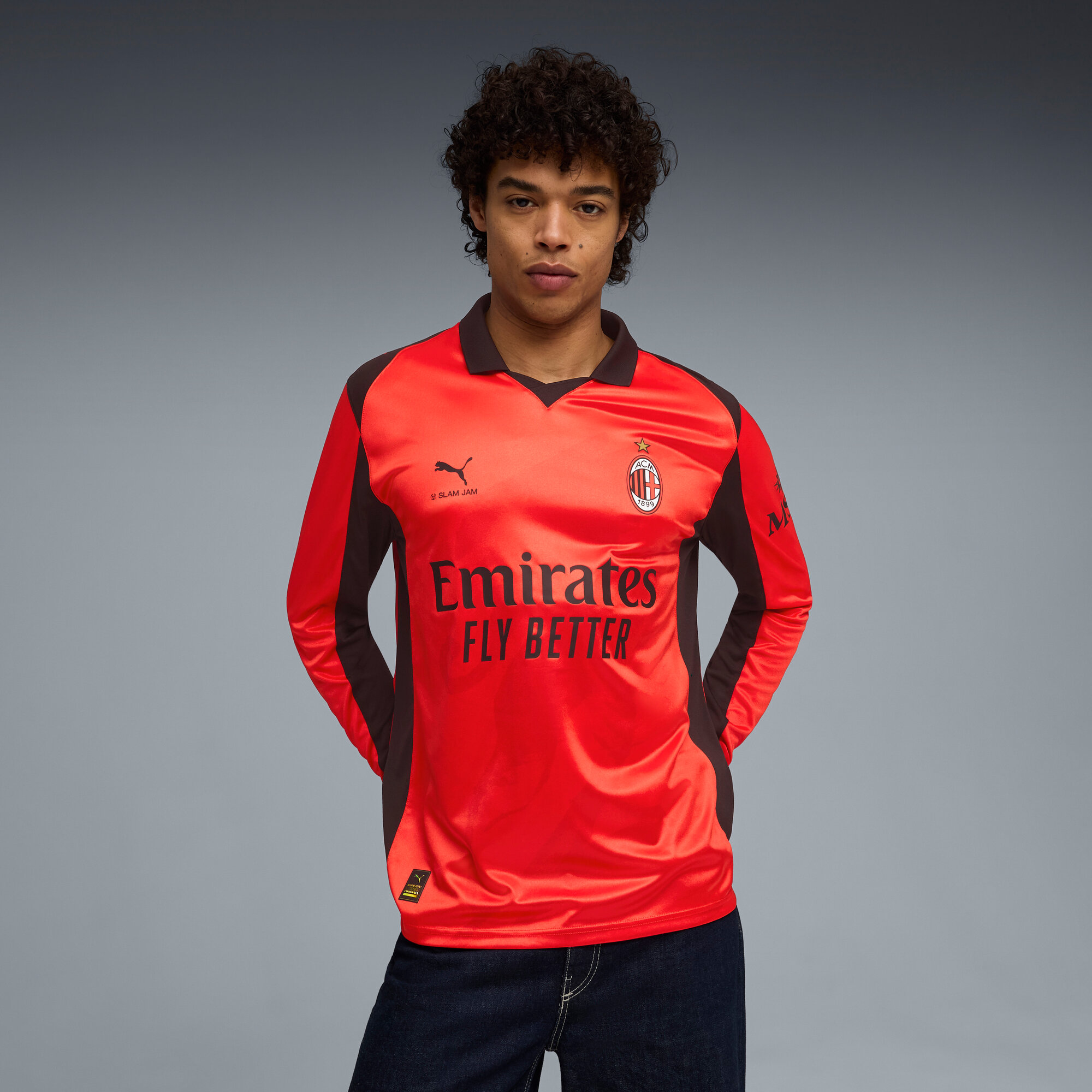 Maillot AC Milan x Slam Jam Rouge - Manches longues Maillot Fourth AC Milan x Slam Jam 2025/2026 Puma rouge à manches longues avec écusson officiel.