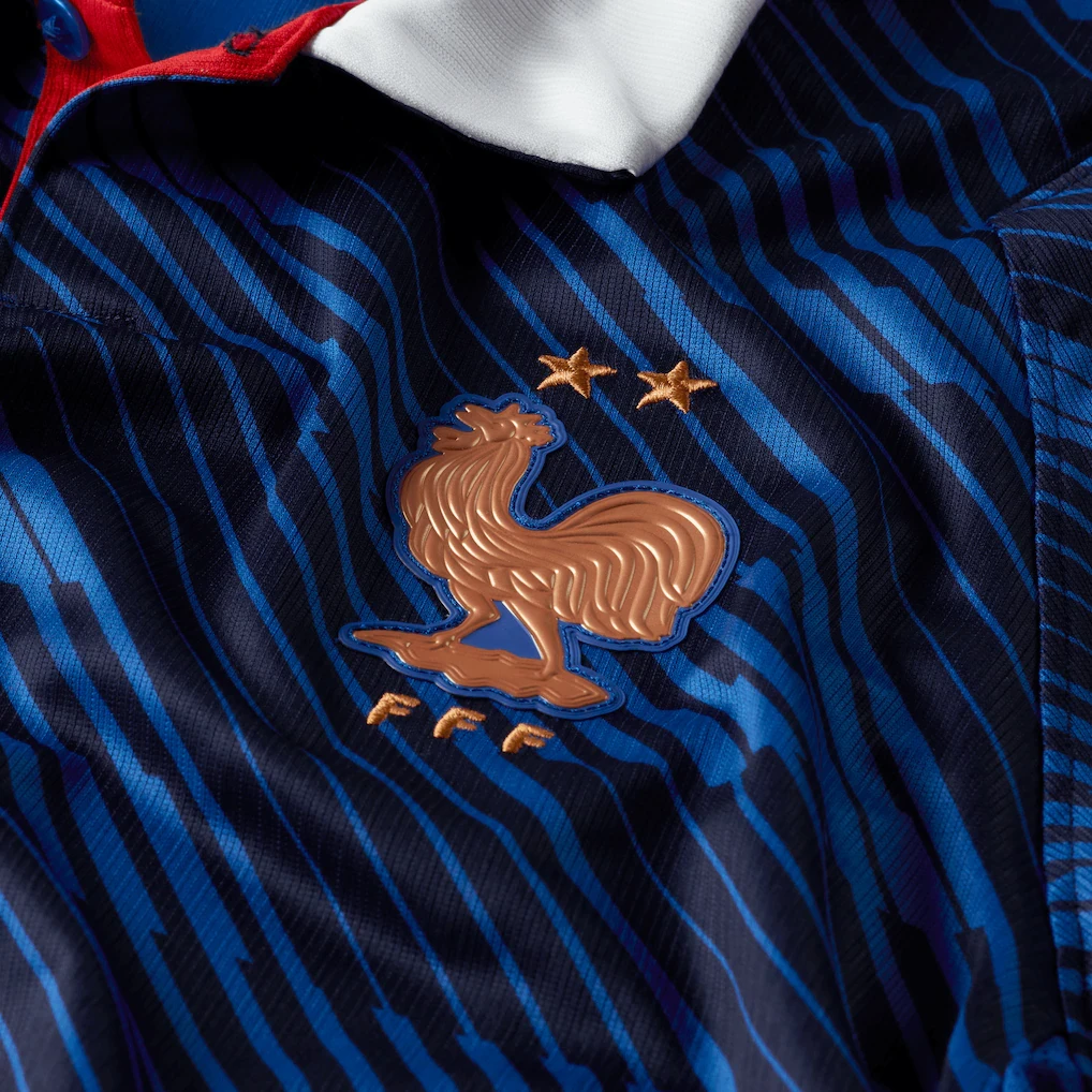Maillot Équipe de France Domicile 2026 détail du blason FFF
