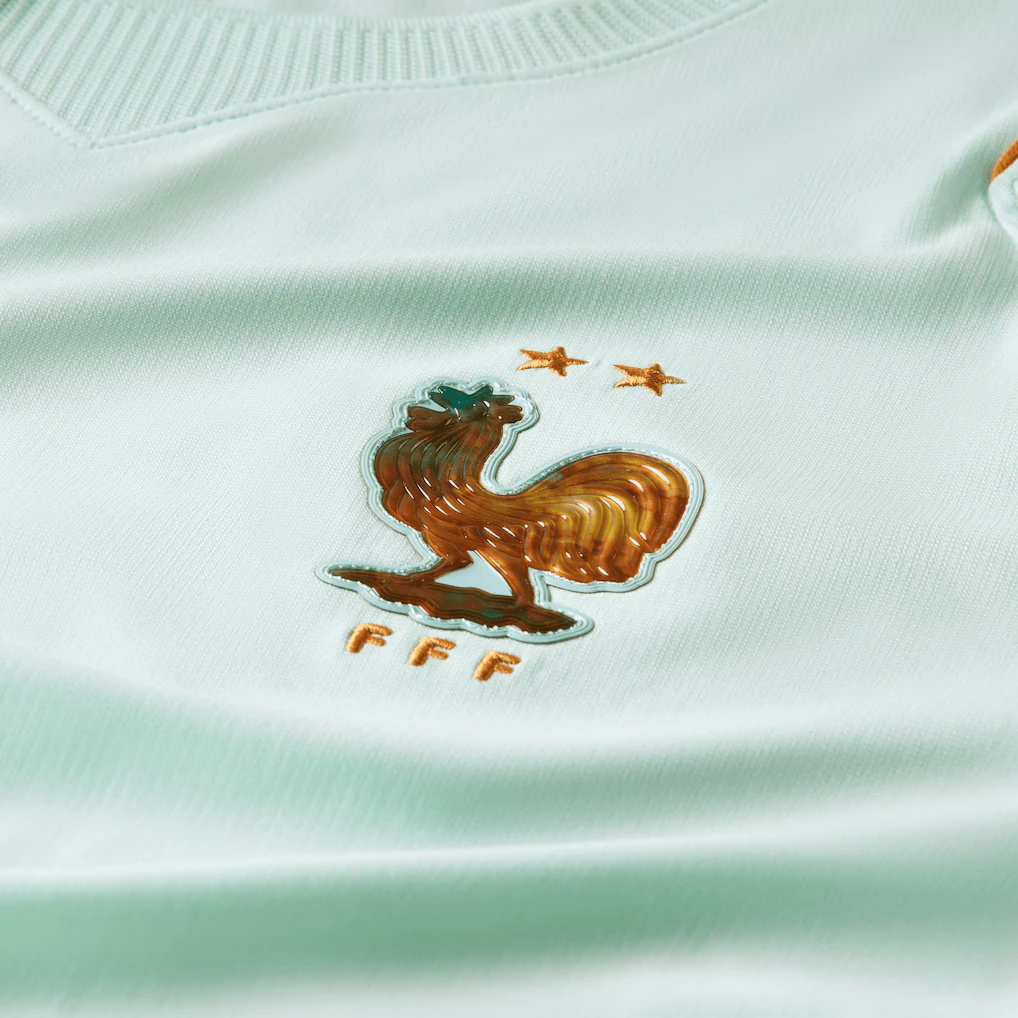 Maillot Équipe de France Extérieur 2026 détail du blason FFF