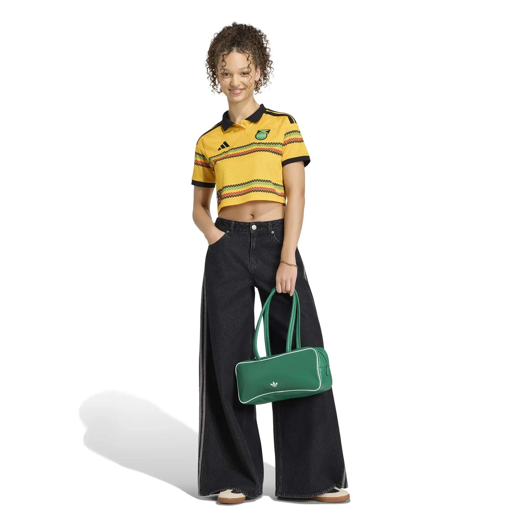 Maillot Jamaïque Domicile Crop Femme 2026 mannequin en mouvement