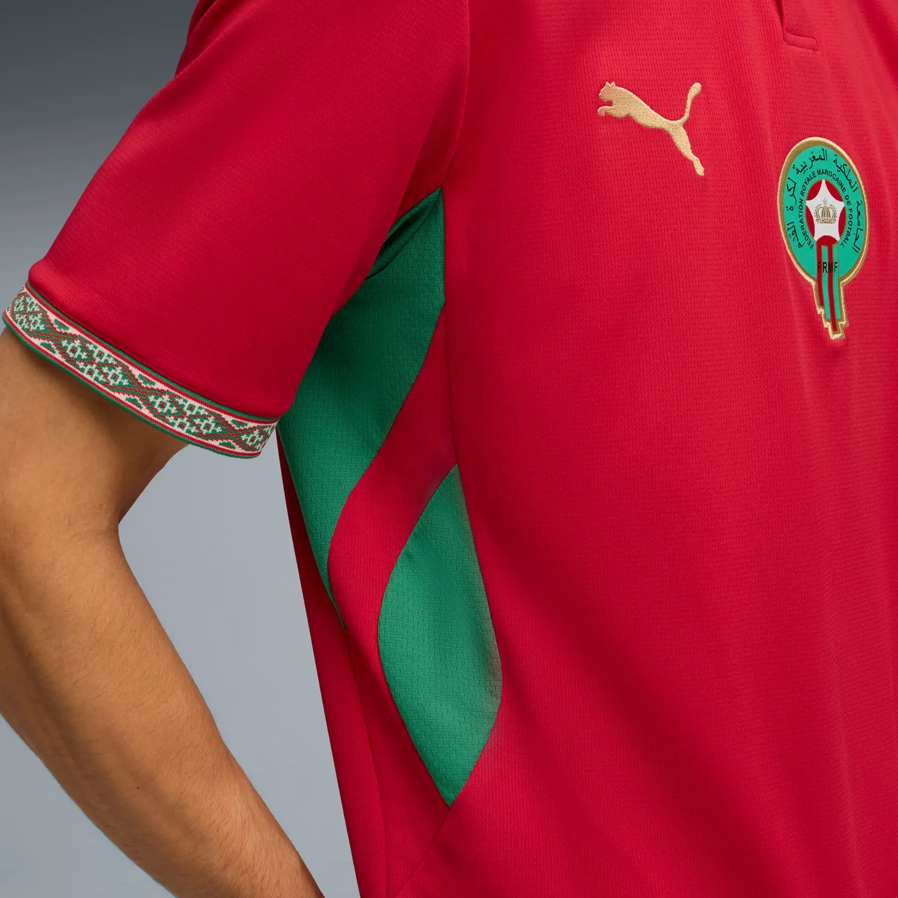Maillot Maroc Domicile 2026 détail du blason et de la bande verte