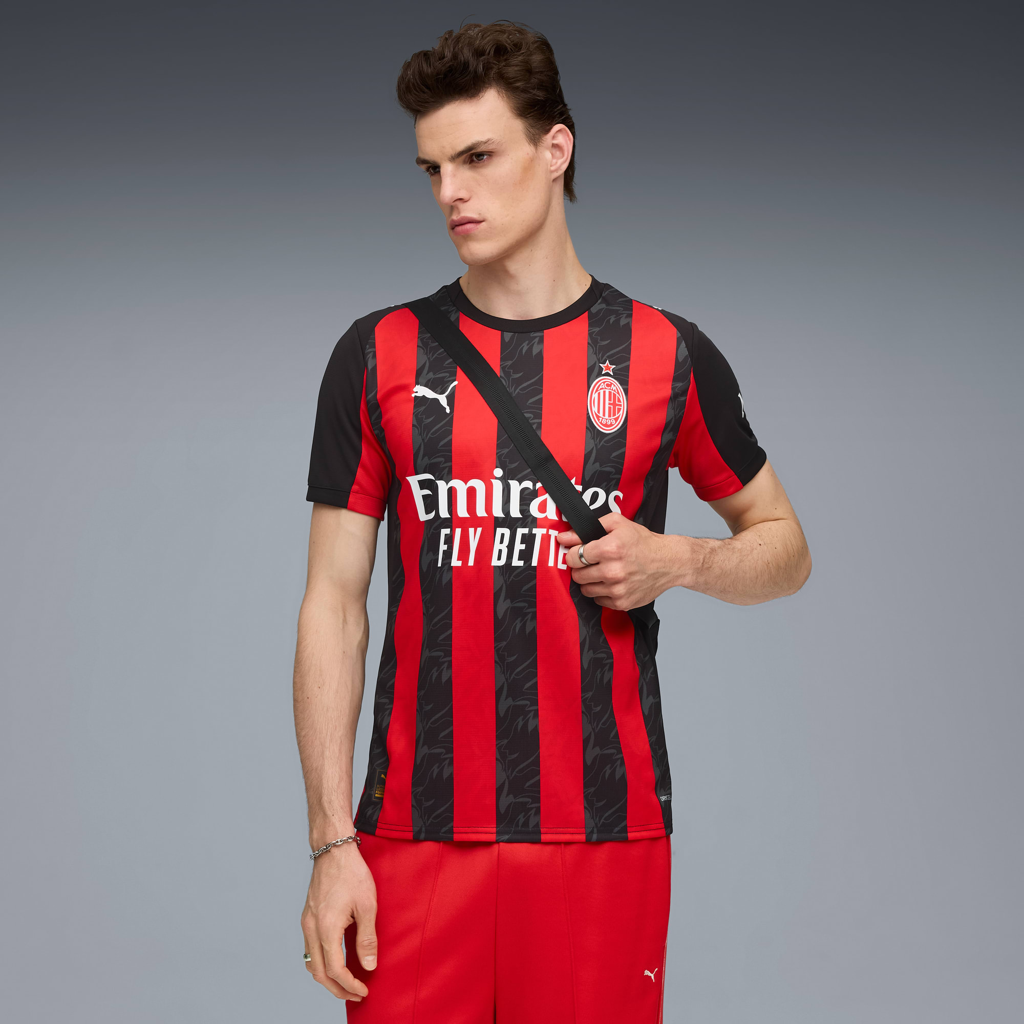 Maillot officiel AC Milan domicile 2025-2026 rouge et noir Puma - photo portée