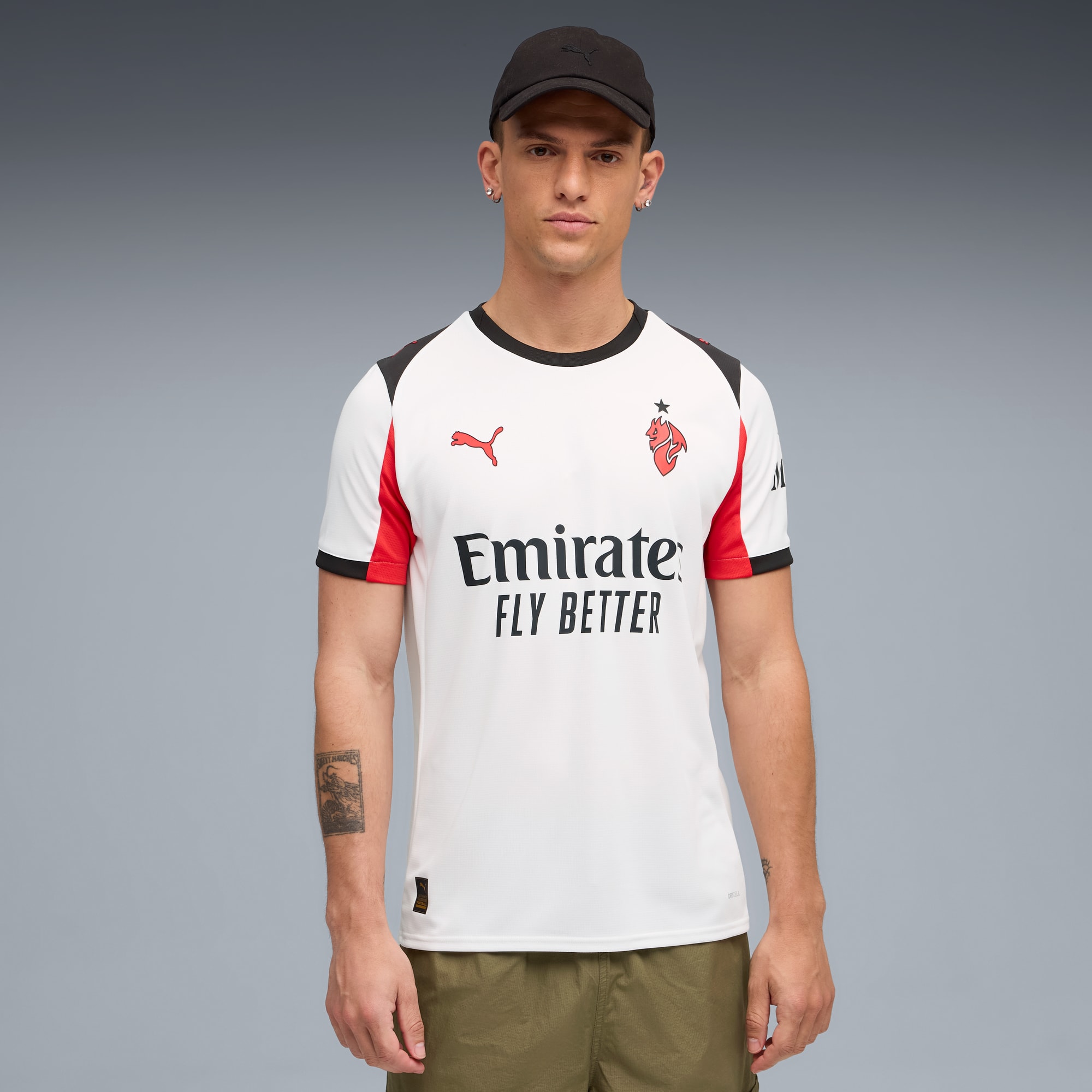 Maillot officiel AC Milan extérieur 2025-2026 blanc et rouge Puma - photo portée