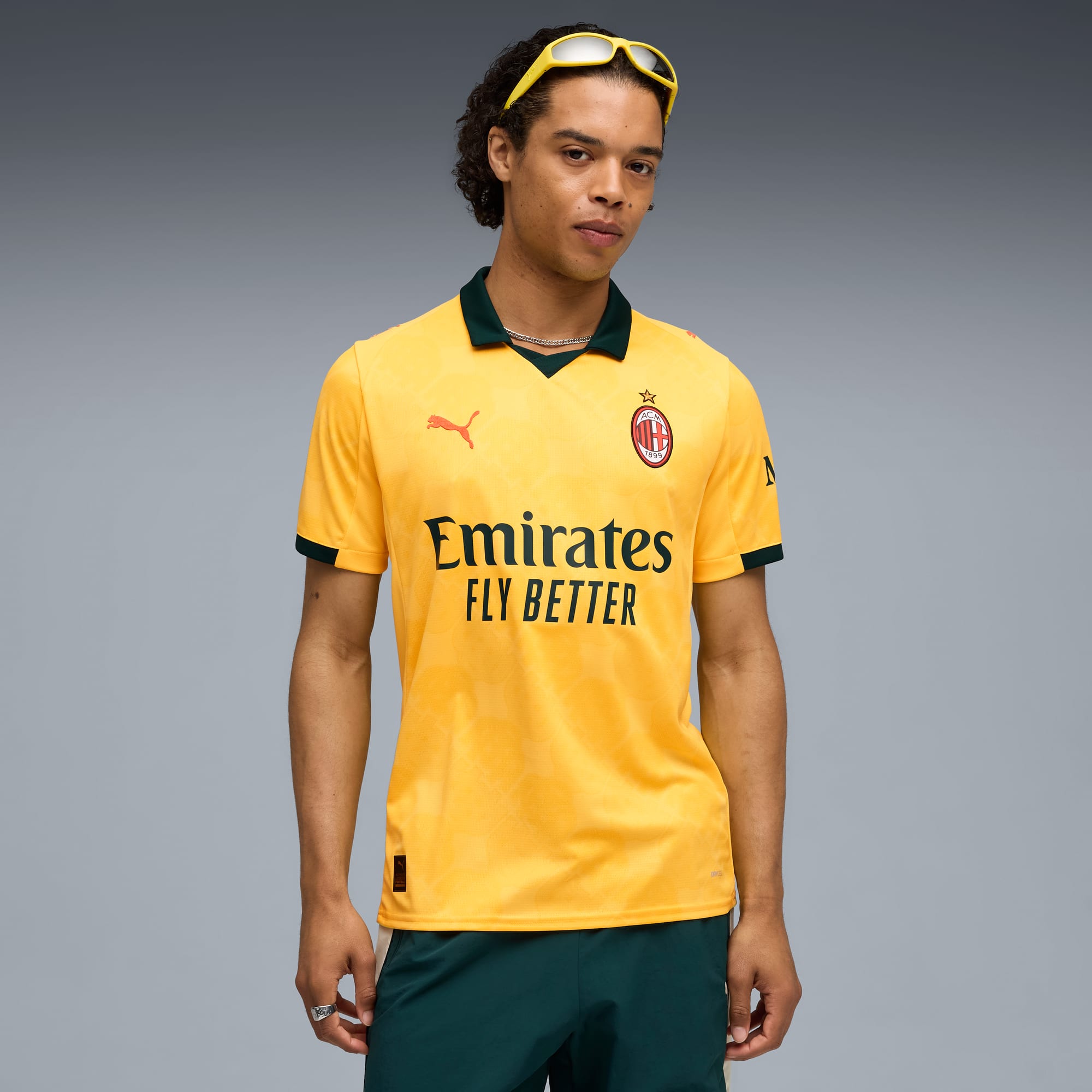 Maillot officiel AC Milan third 2025-2026 bleu marine et rouge Puma - photo portée