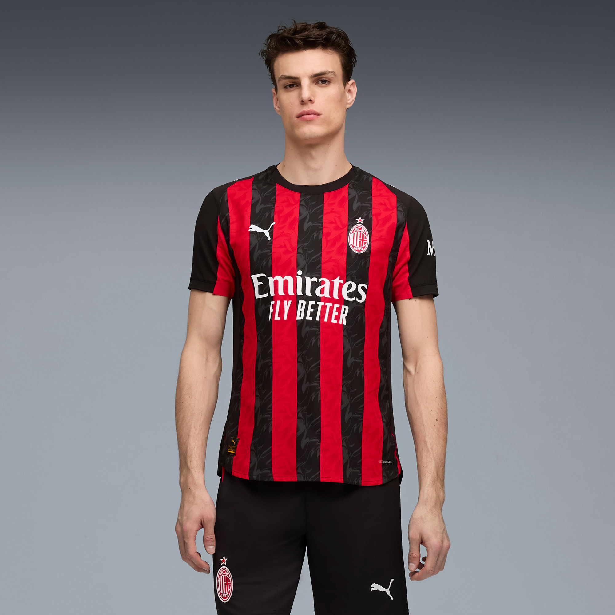 Maillot officiel AC Milan domicile 2025-2026 rouge et noir Puma - photo portée