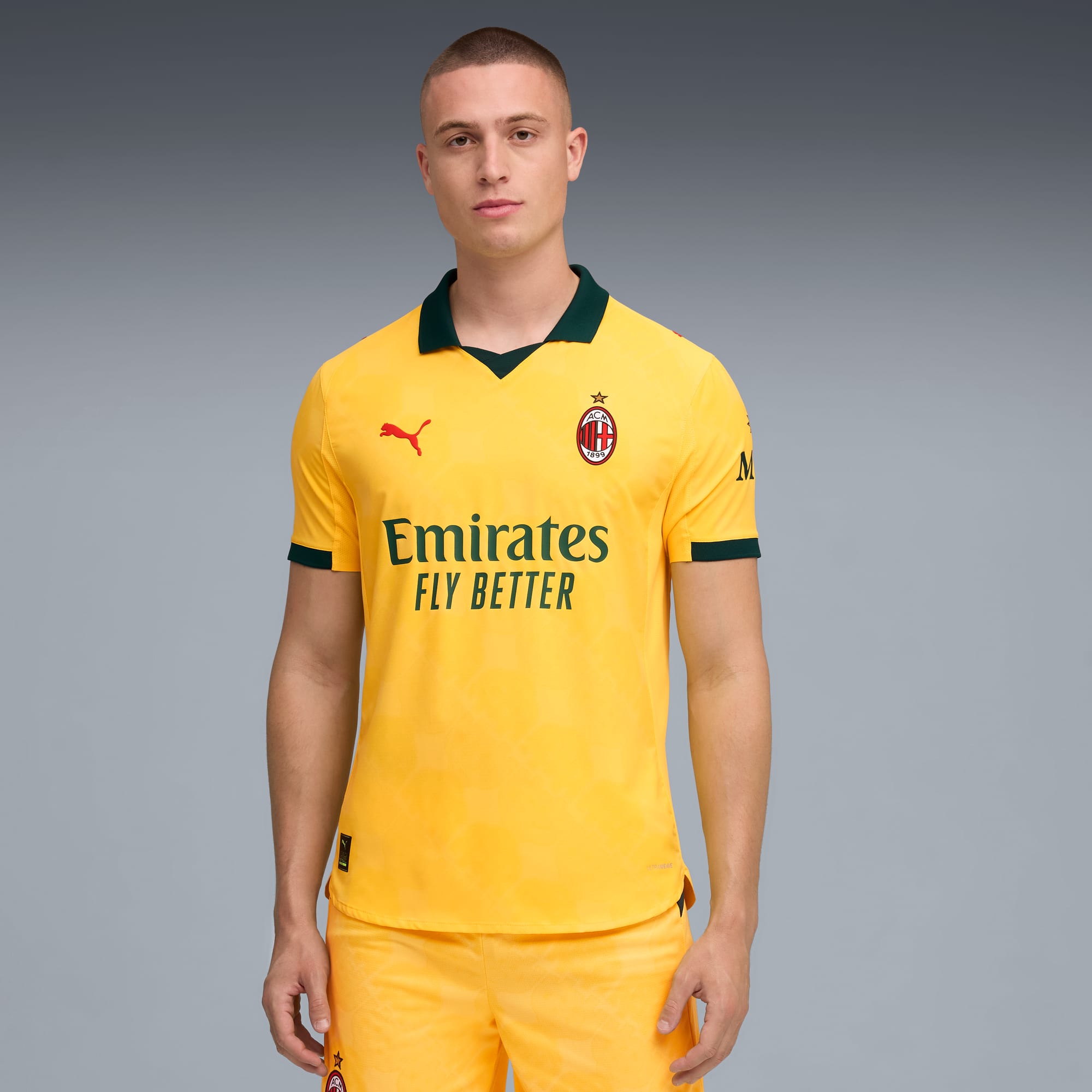 Maillot officiel AC Milan third 2025-2026 bleu marine et rouge Puma - photo portée