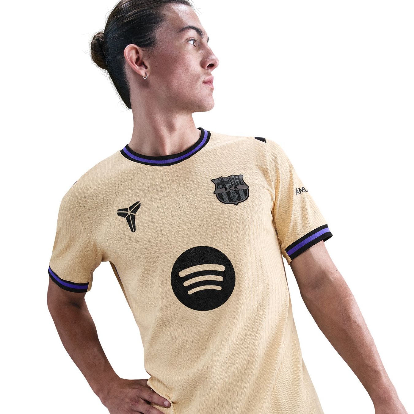 Maillot officiel FC Barcelone extérieur authentique 2025-2026 or et noir Nike - photo portée